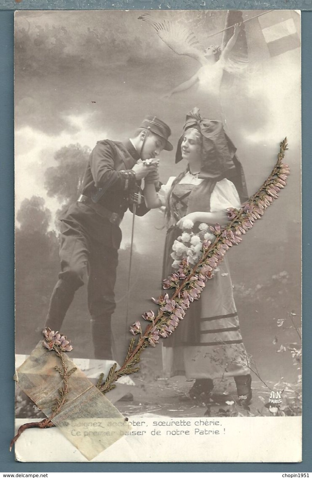 CPA - JEUNE FEMME ALSACIENNE ET MILITAIRE - FLEUR SÉCHÉE - Patriotiques