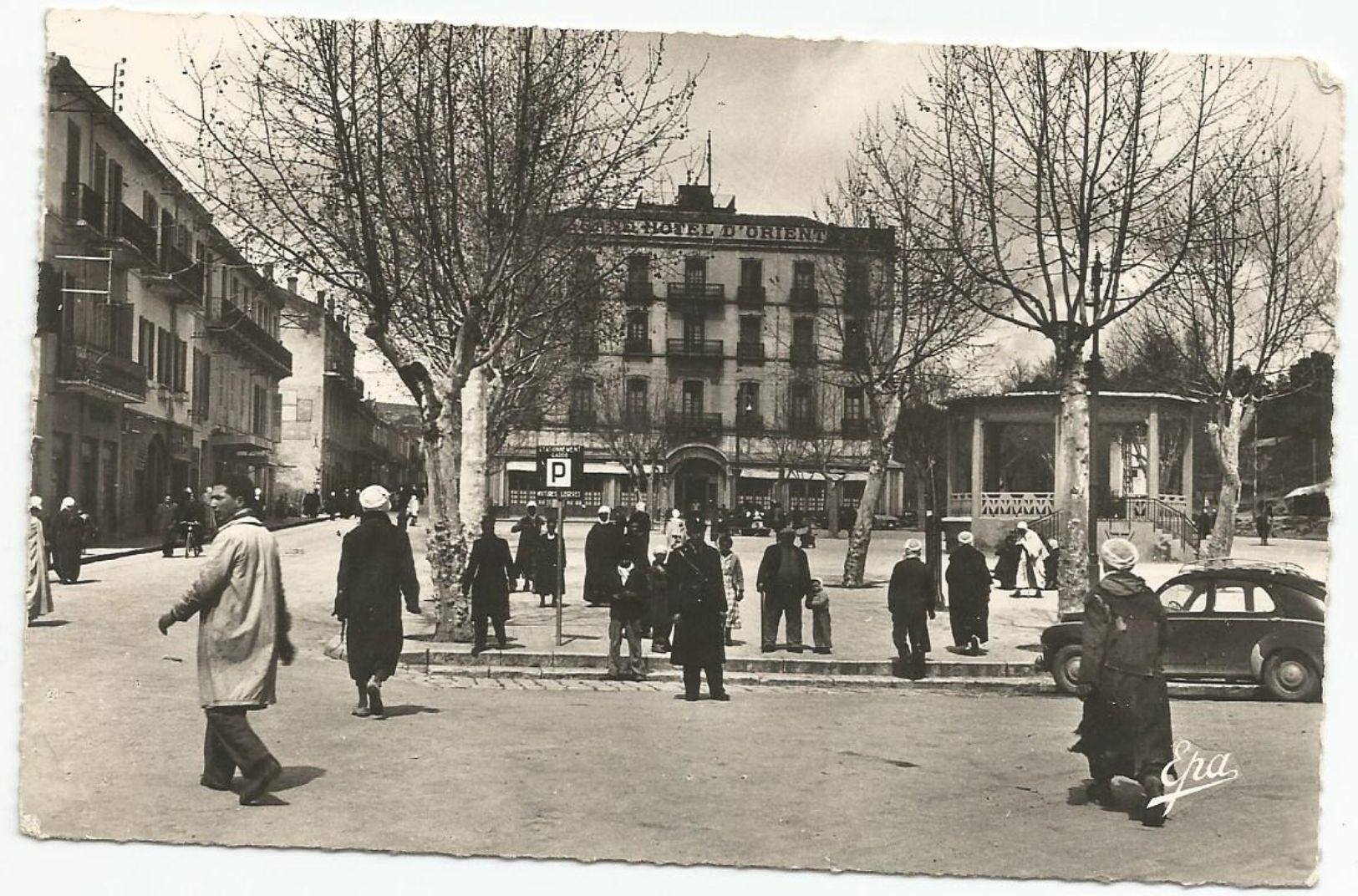 Carte Postale   Algerie  Tiaret   Place Carnot Et Grand Hotel - Tiaret