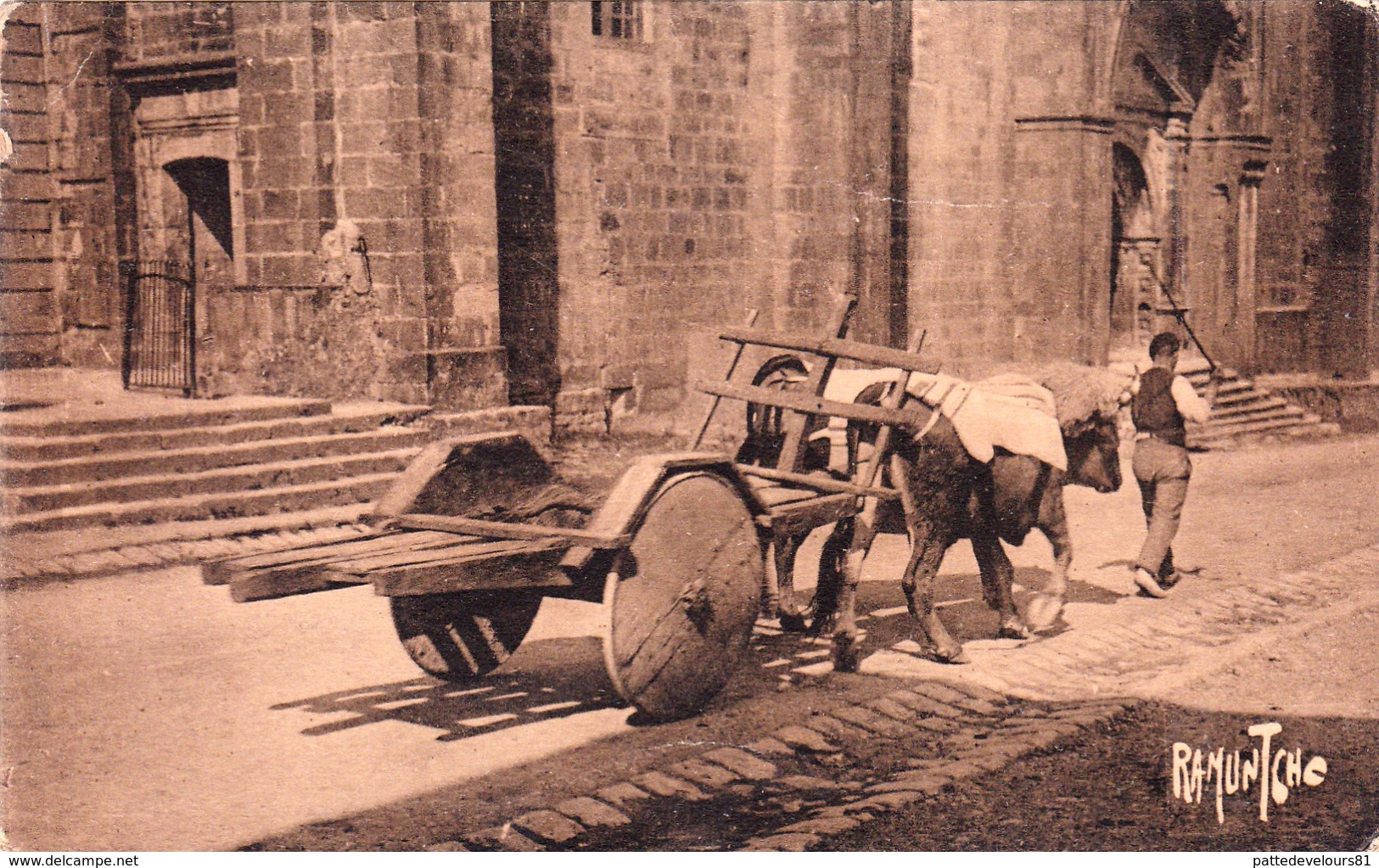 CPSM (64) URRUGNE Attelage De Boeufs Passant Devant L' Eglise Vache Bovin Bovidé Paysan Type N° 12032 - Urrugne