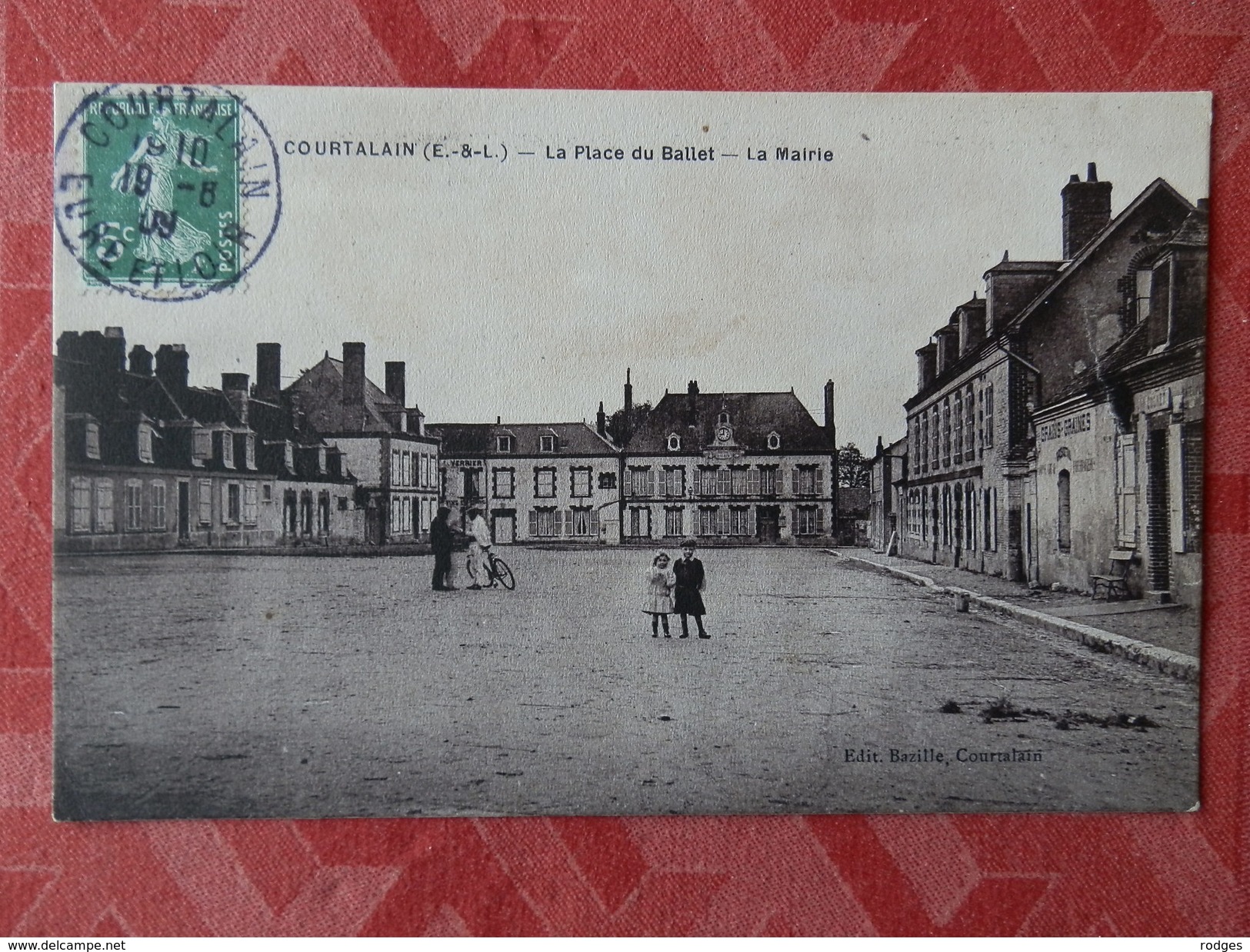 Dep 28 , Cpa  COURTALAIN , La Place Du Ballet , La Mairie  (S2.237) - Courtalain