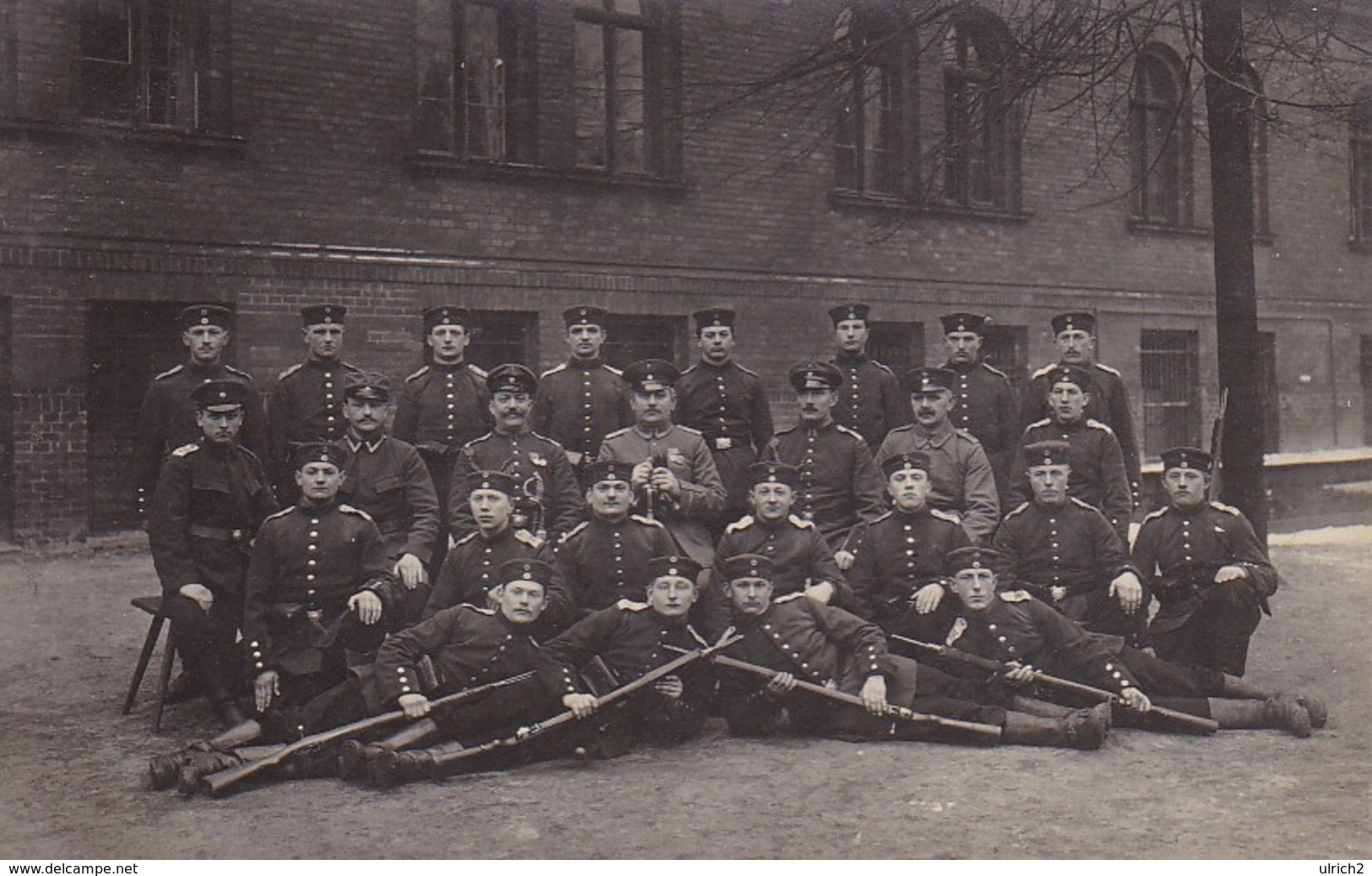 AK Foto Deutsche Soldaten Mit Gewehren -Photograph Müller, Hamburg- Feldpost Rekruten Depot E 76 Hamburg - 1. WK (31635) - Guerra 1914-18