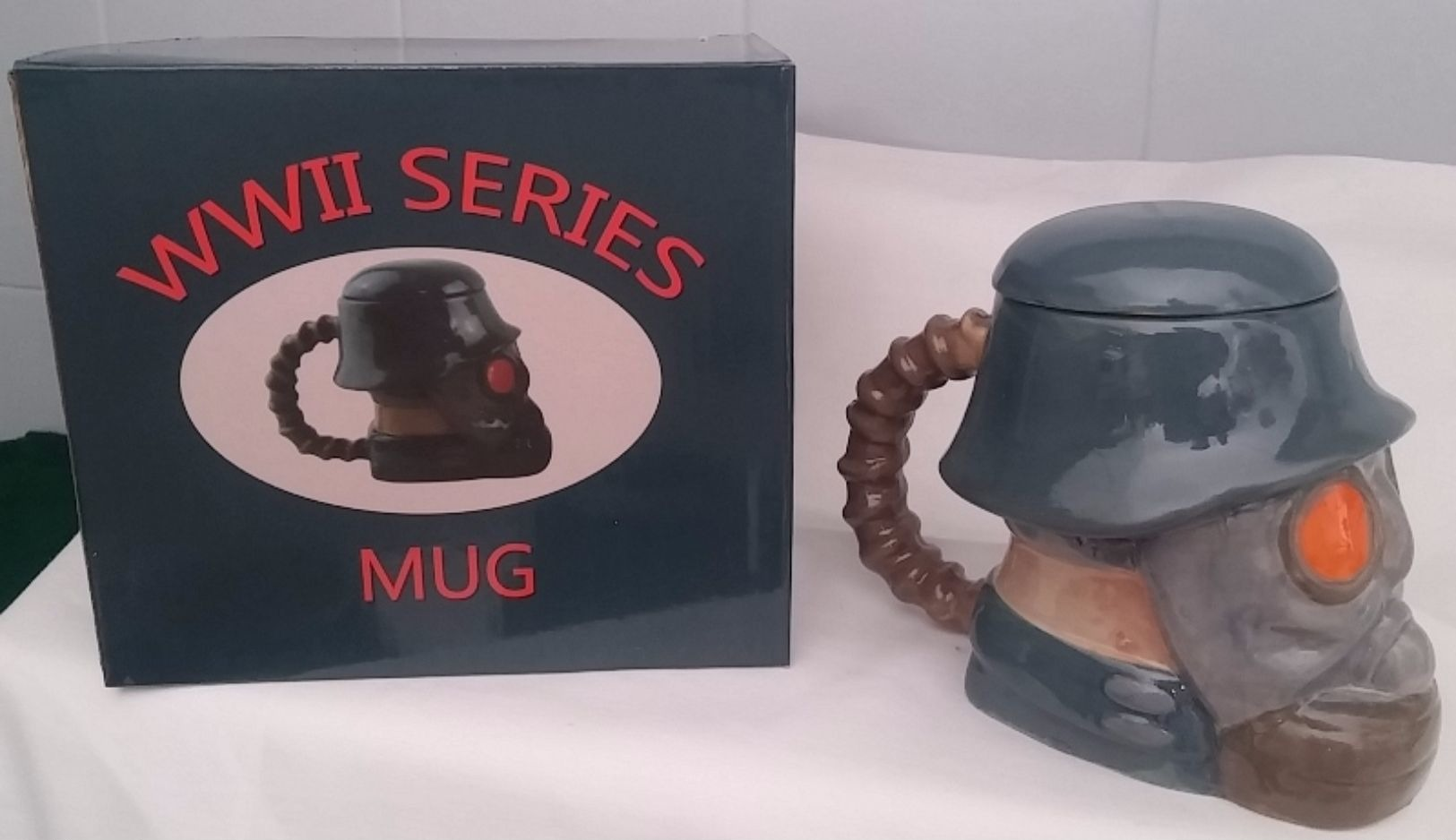 TASSE DE CAFÉ CERAMIQUE COLLECTE SÉRIE 3D GM2 MASQUE DE GAZ CASQUE WEHRMACHT - Autres & Non Classés