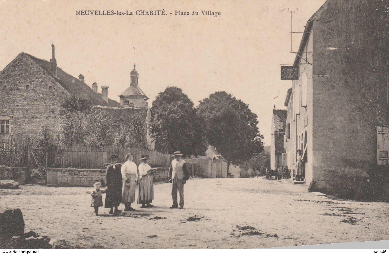 NEUVELLE LES LA CHARITE   70  HAUTE SAONE  CPA  PLACE DU VILLAGE - Autres & Non Classés