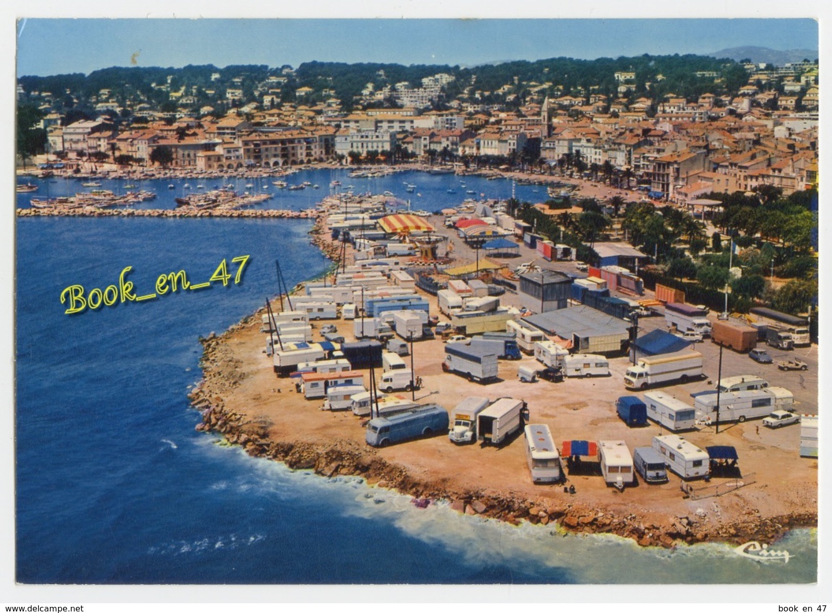 {78186} 83 Var Sanary , Vue Générale Aérienne ; Esplanade , Camion , Caravane ; Fête Foraine ? - Sanary-sur-Mer