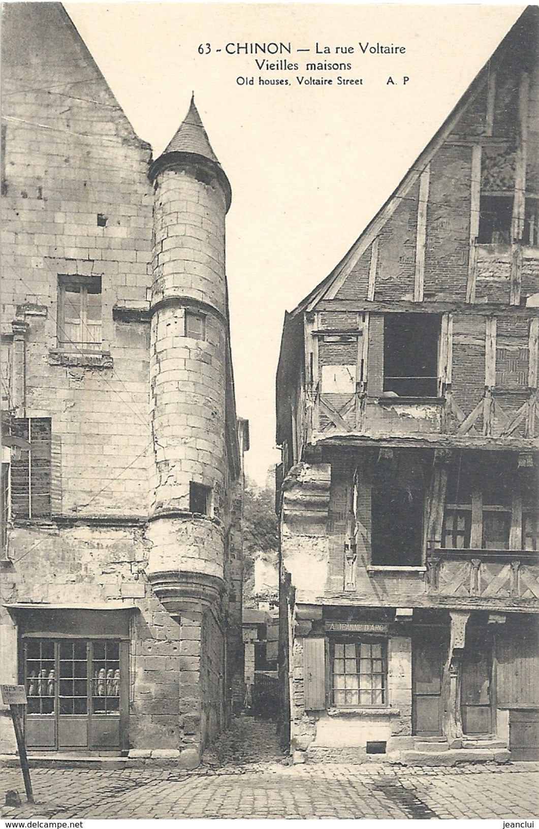 63. CHINON - LA RUE VOLTAIRE . VIEILLES MAISONS . - Chinon