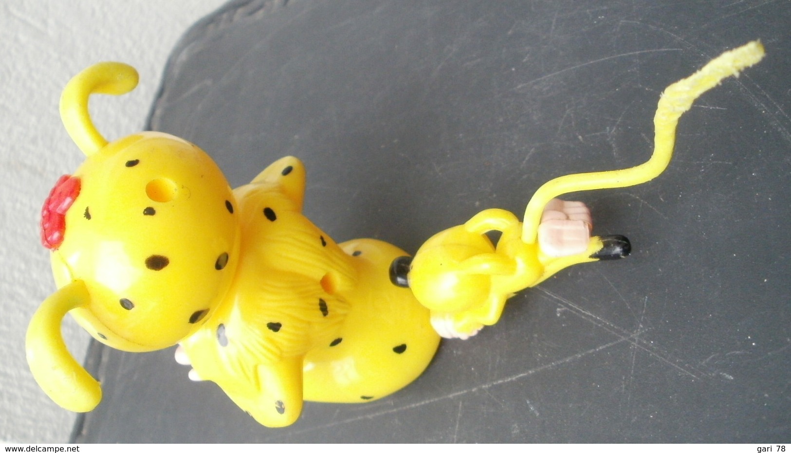 Figurine MARSUPILAMI Et Son Bébé Qui Se Tire Avec Une Ficelle - Autres & Non Classés