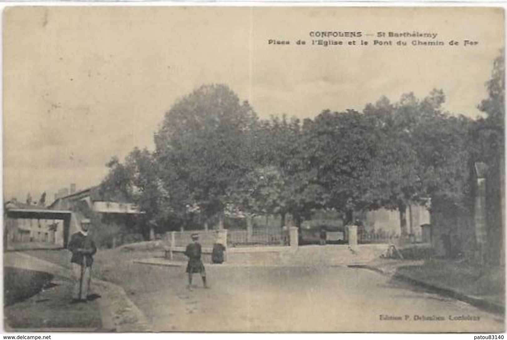 16.  CONFOLENS.  ST BARTHELEMY. PLACE DE L EGLISE ET LE PONT DU CHEMIN DE FER - Confolens