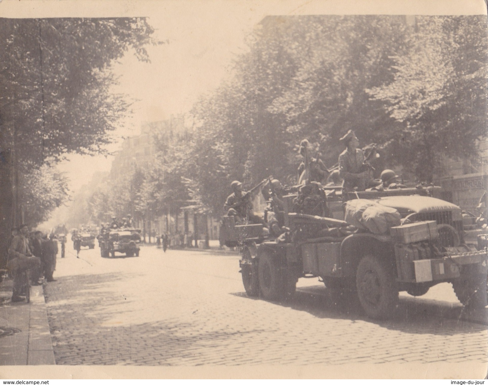 Photo Ancienne  Libération De Paris ( Allies Accueillis Par Les Tueurs Des Toits ) Americain Us Army Camion Militaire - Guerre, Militaire