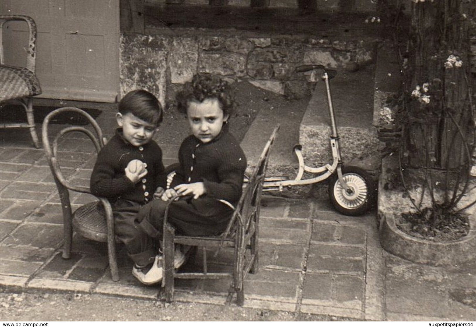 Photo Originale Jeu & Jouet - Jeune Duo En Tête à Tête & Patinette Vers 1960 - Anonymous Persons