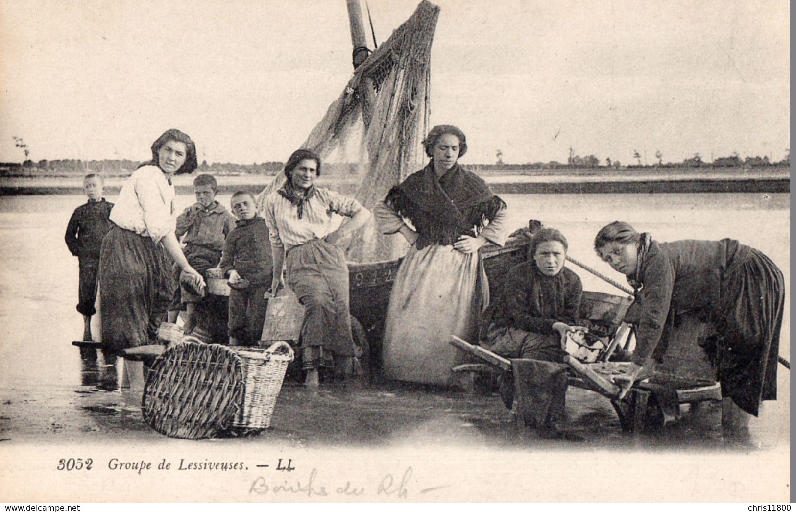 CPA - Cliché Peu Fréquents - Famille De Pêcheurs - Groupe De Lessiveuses - Bateau De Pêche - Autres & Non Classés