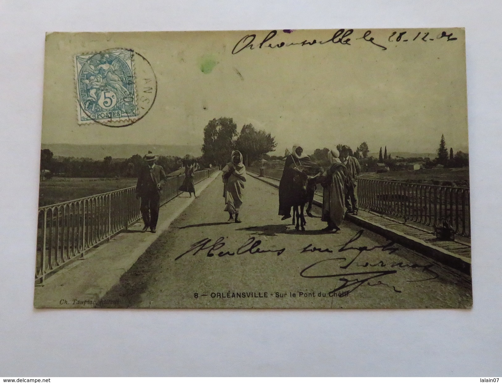 C.P.A. Couleur CHLEF : ORLEANSVILLE : Sur Le Pont Du Chetif, Animé, Timbre 1906 - Chlef (Orléansville)