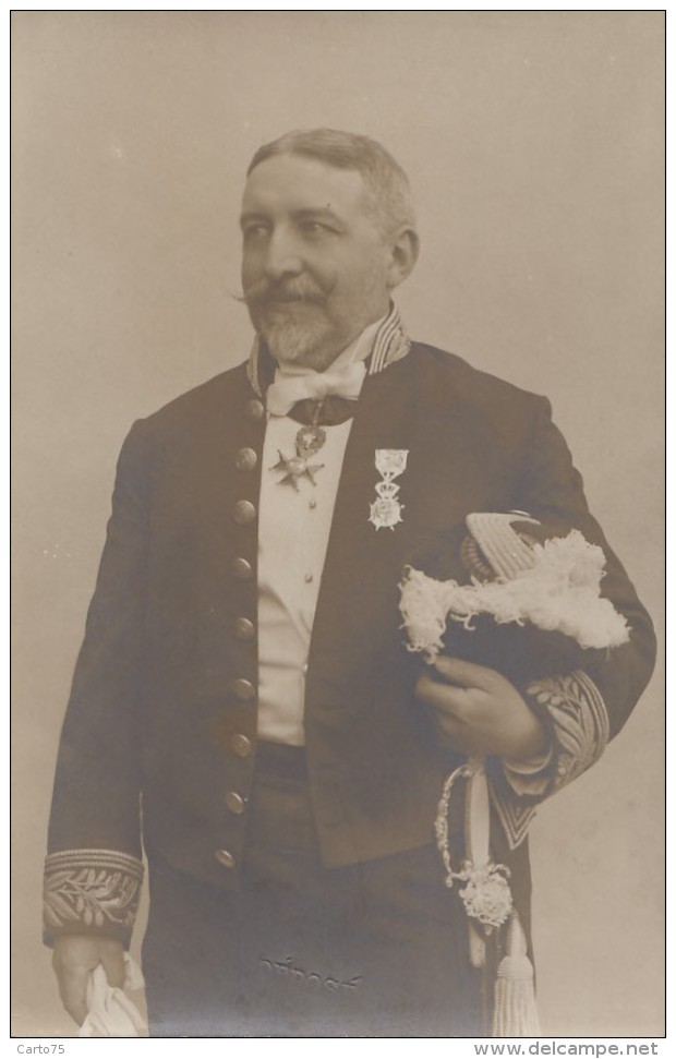 Célébrités - Carte-Photo - Costume Académicien ? - Médailles - Schrijvers