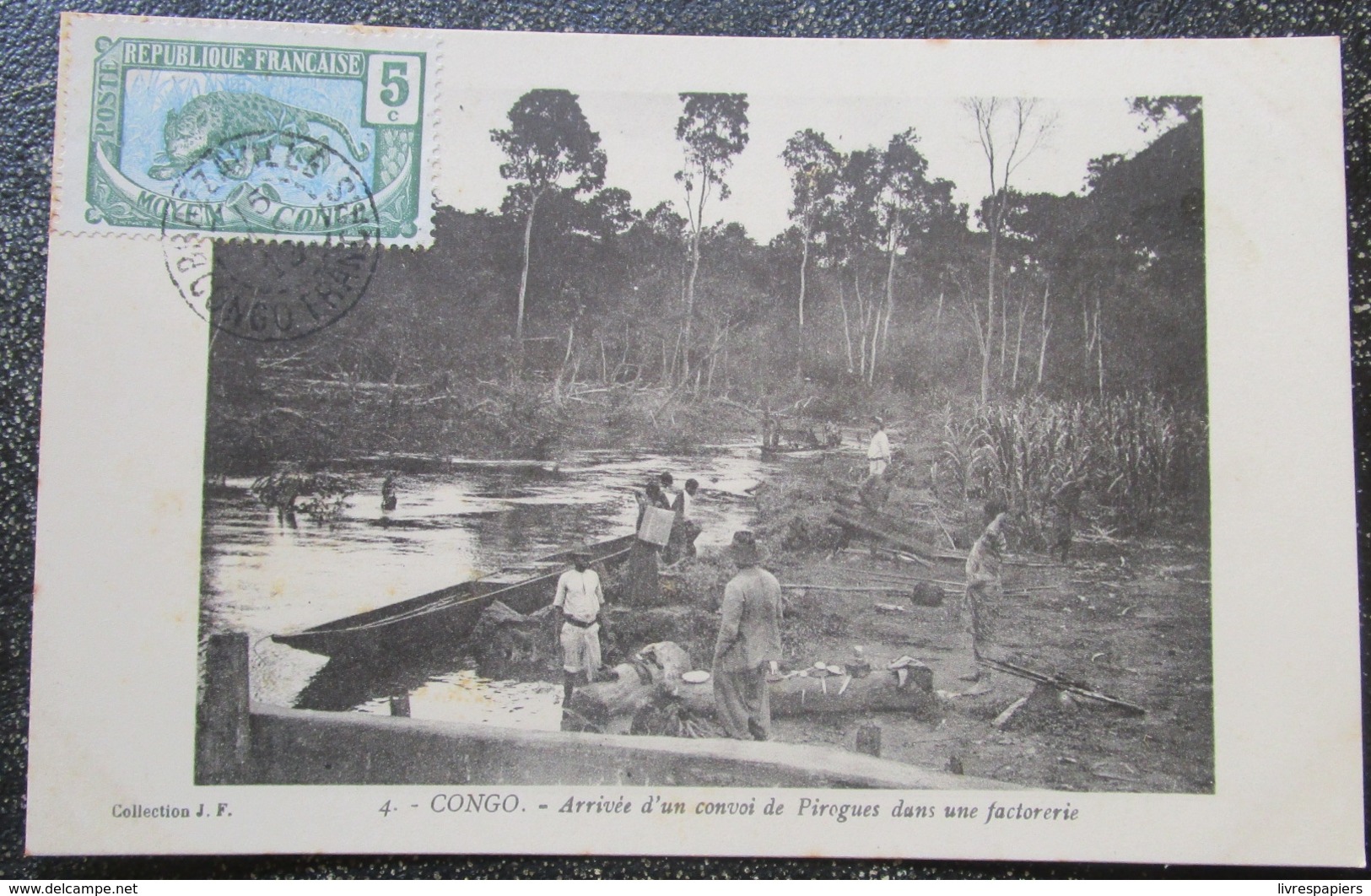 Congo Arrivée Convoi  Pirogues Dans Une Factorerie    Cpa Timbrée - French Congo