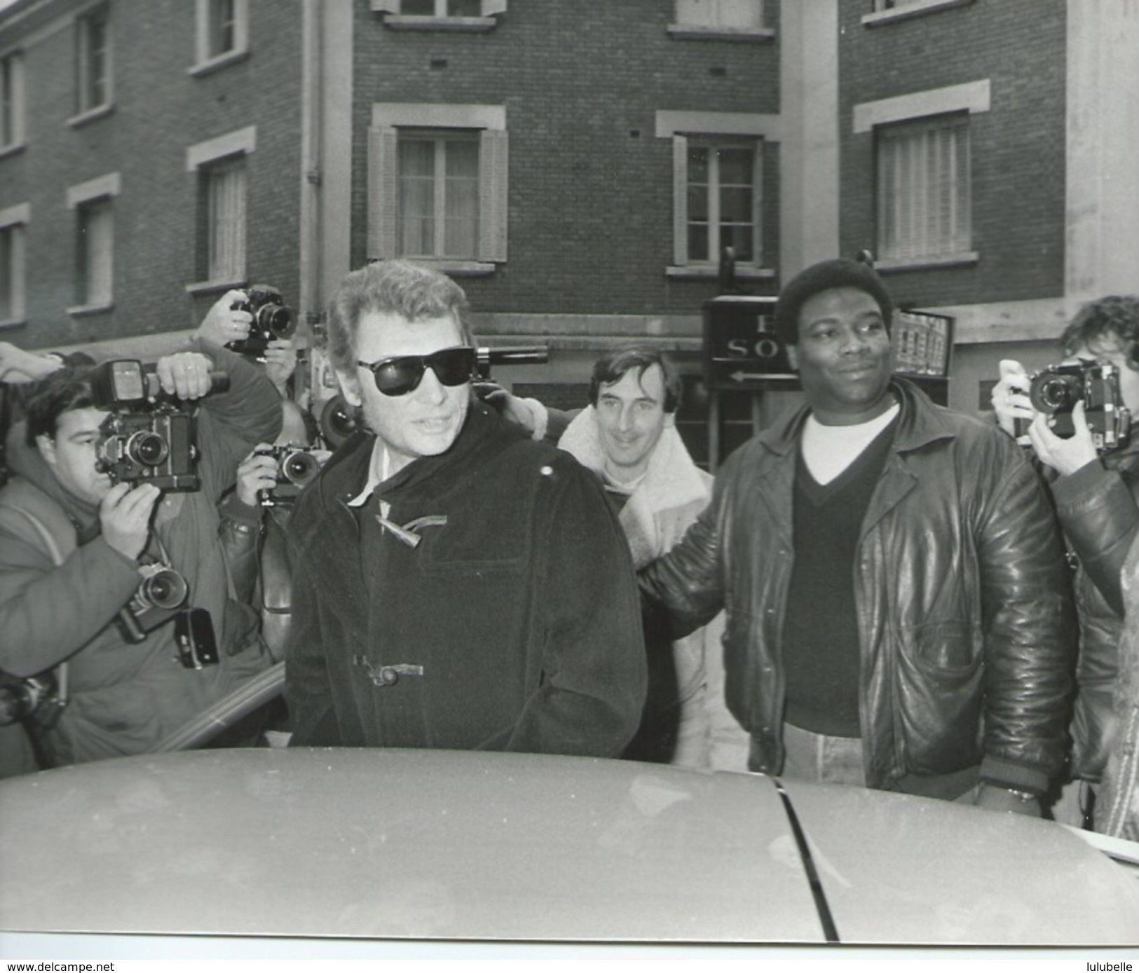 JOHNNY HALLYDAY A QUITTE L'HOPITAL AMERICAIN DE NEUILLY - PHOTO AFP 12.01.85 - Célébrités