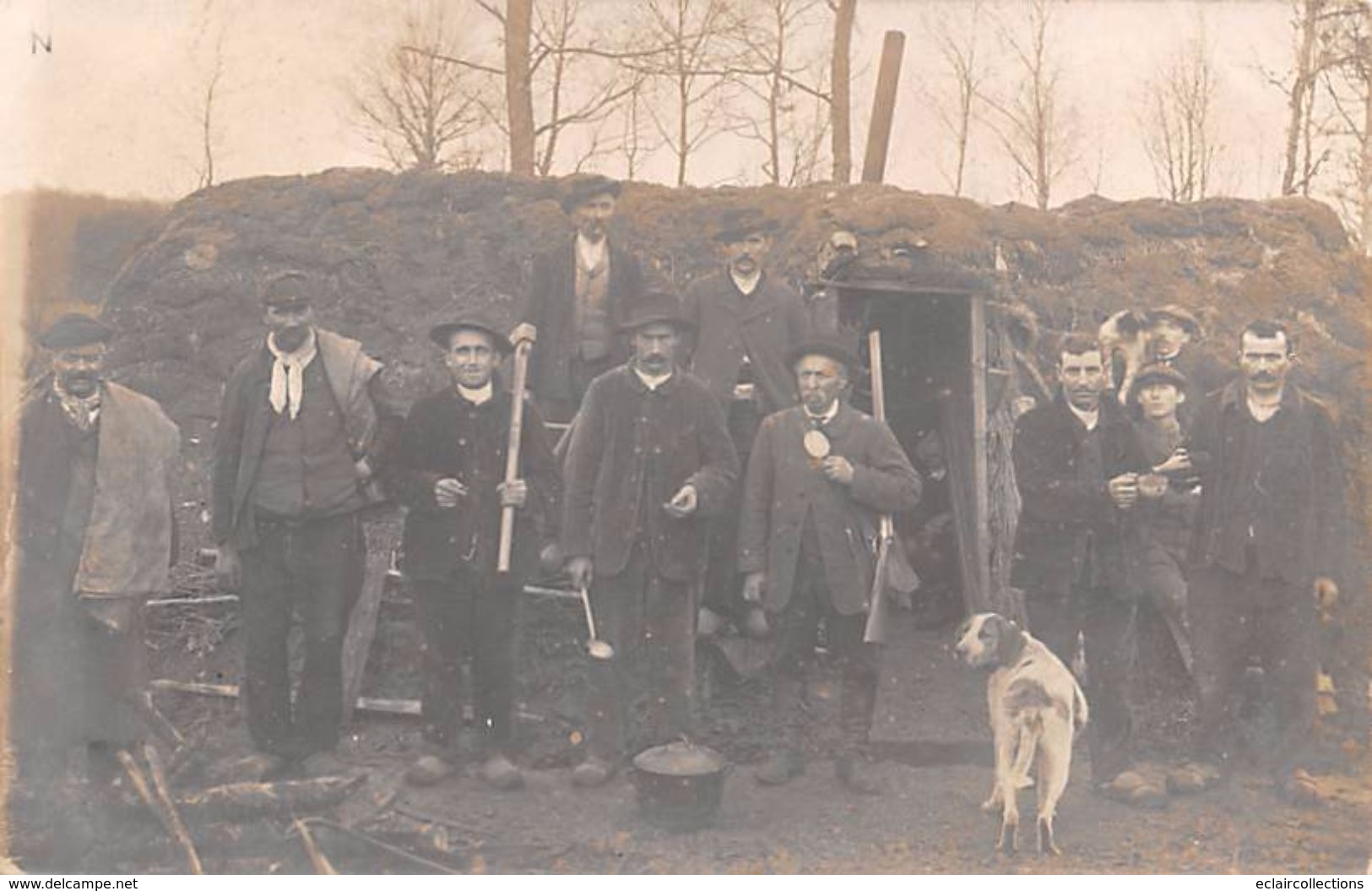 Thème Chasse A Tir.   Carte Photo D'un Groupe De Chasseurs  Devant Un Abri En Forêt         (voir Scan) - Chasse