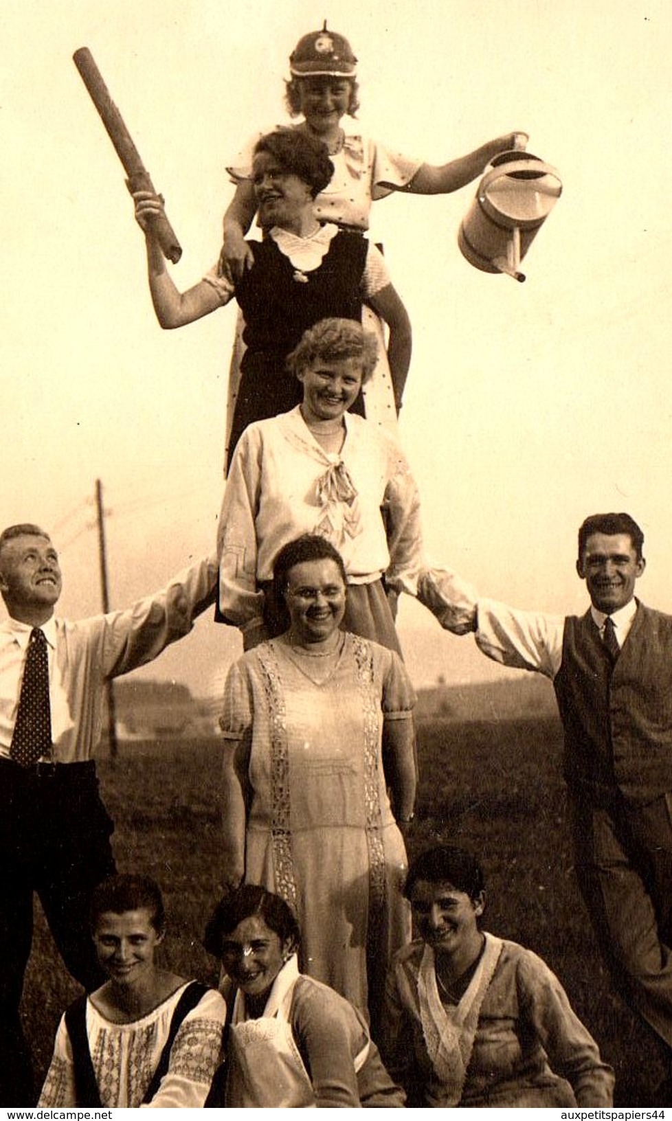 Amusante Photo Originale Rire Et Délire De La Jeunesse Vers 1920/30 - Pyramide & Casque à Pointe Pour Guerriers Amusés - Personnes Anonymes