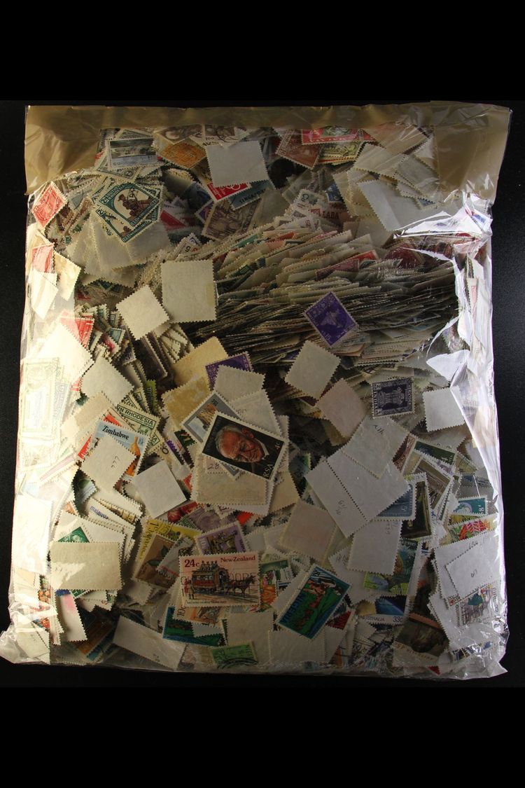 BRITISH COMMONWEALTH An All Periods Off Paper Mostly Used Assortment In A Large Packet (weight 1kg), Looks Like Much Goo - Sonstige & Ohne Zuordnung