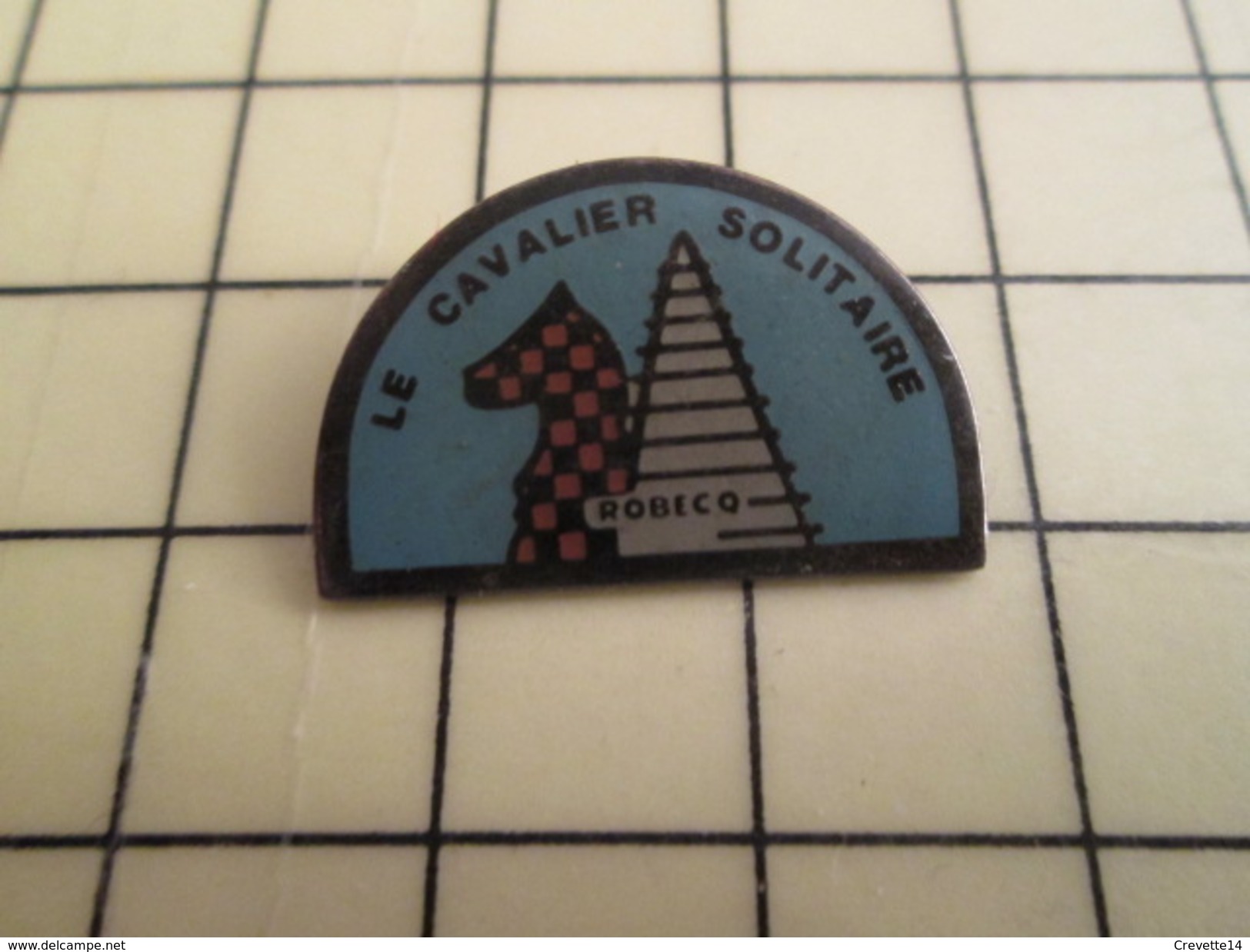 Pin713b Pin's Pins / Beau Et Rare / JEUX / JEU D'ECHECS CLUB ? LE CAVALIER SOLITAIRE ROBECQ - Games