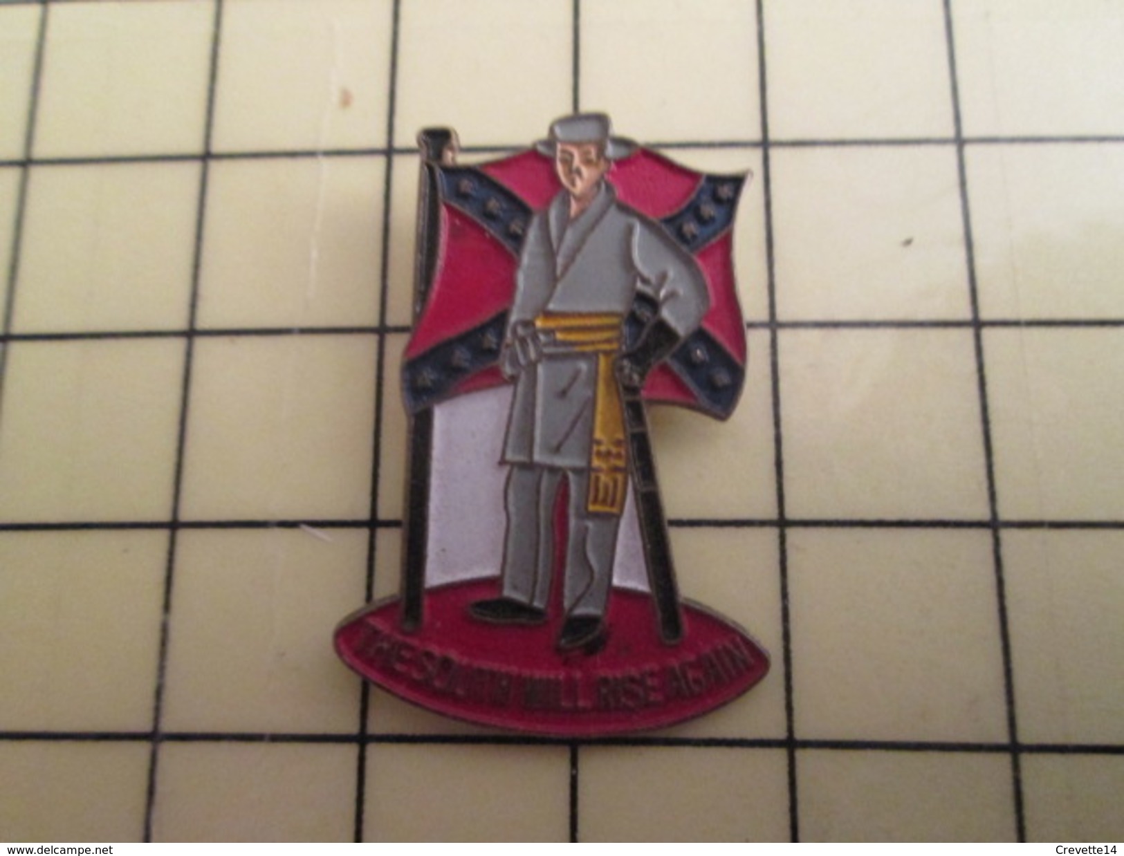 Pin716c   Pin's Pins / Beau Et Rare /  MILITARIA / GENERAL SUDISTE THE SOUTH WILL RISE AGAIN En Enfer Oui !!! - Militaria