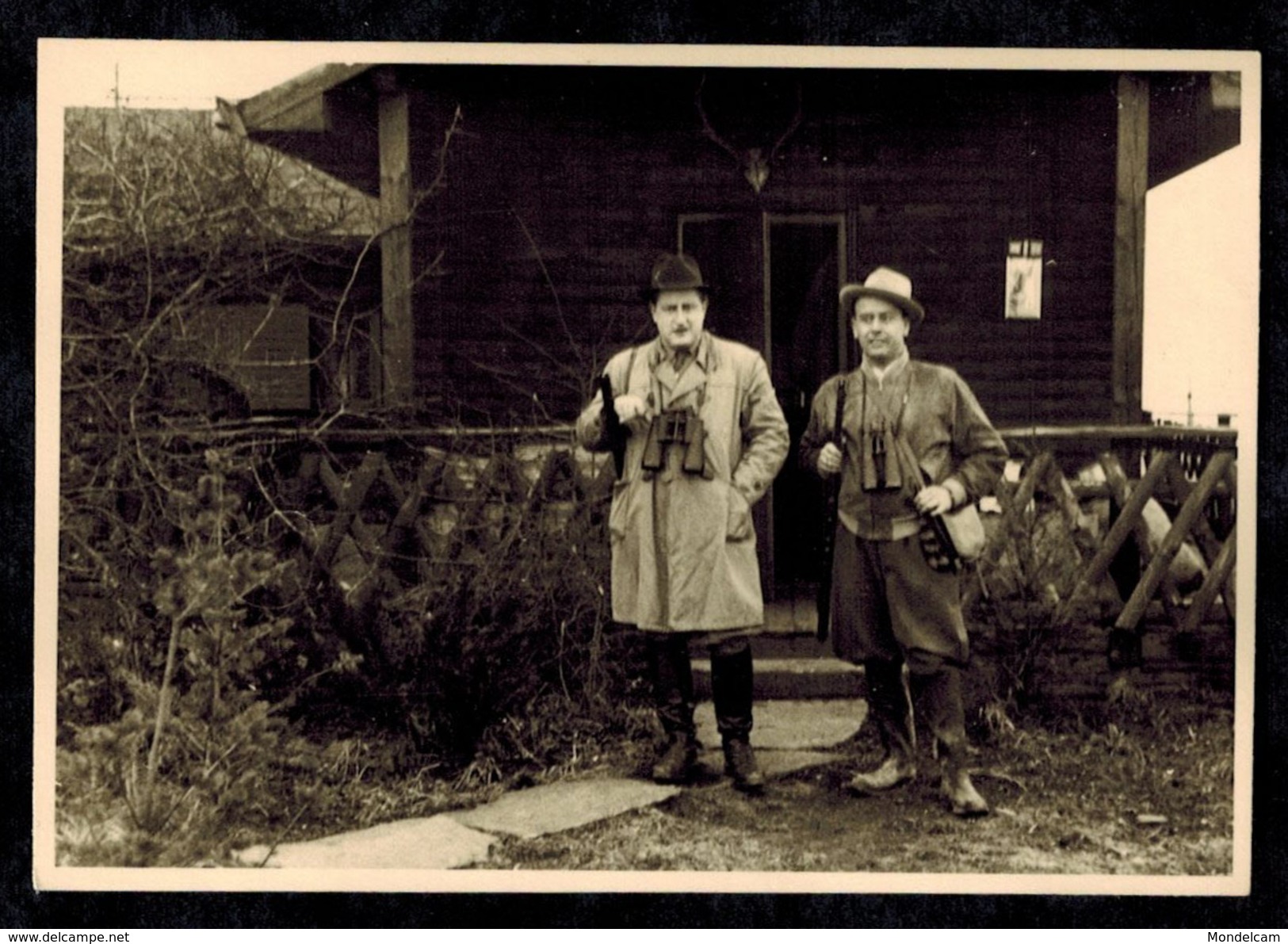 Photo 10 X 7 - Chasse - Deux Chasseurs Avec Leurs Fusils Et Leurs Jumelles Devant Leur Cabane En 1949 --- Del194 - Sports