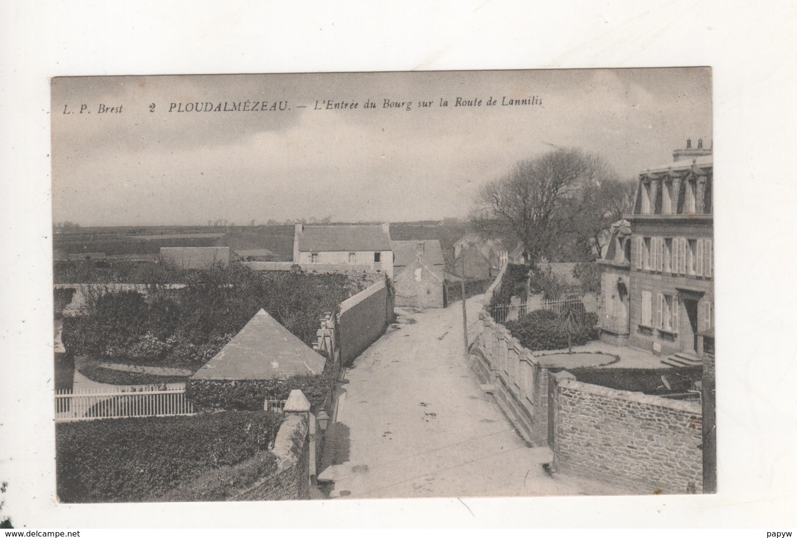 Ploudalmezeau L Entree Du Bourg Sur La Route De Lannilis - Ploudalmézeau