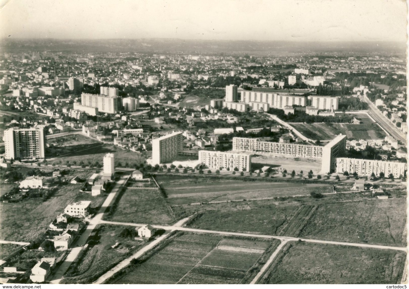 Lyon Montplaisir Vue Aérienne Premier Plan Cités Mermoz Et Californie Second Laennec  Ambroise Paré  Cpsm Format 10-15 - Autres & Non Classés