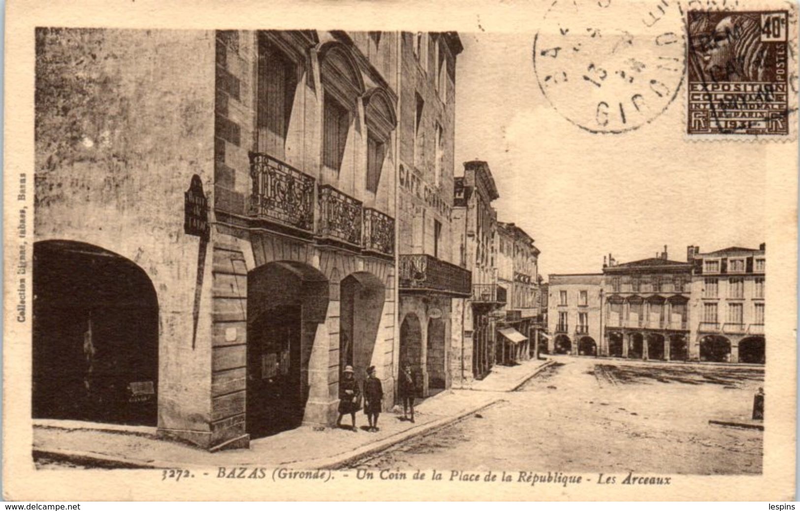 33 - BAZAS --  Un Coin De La Place De La République - Bazas