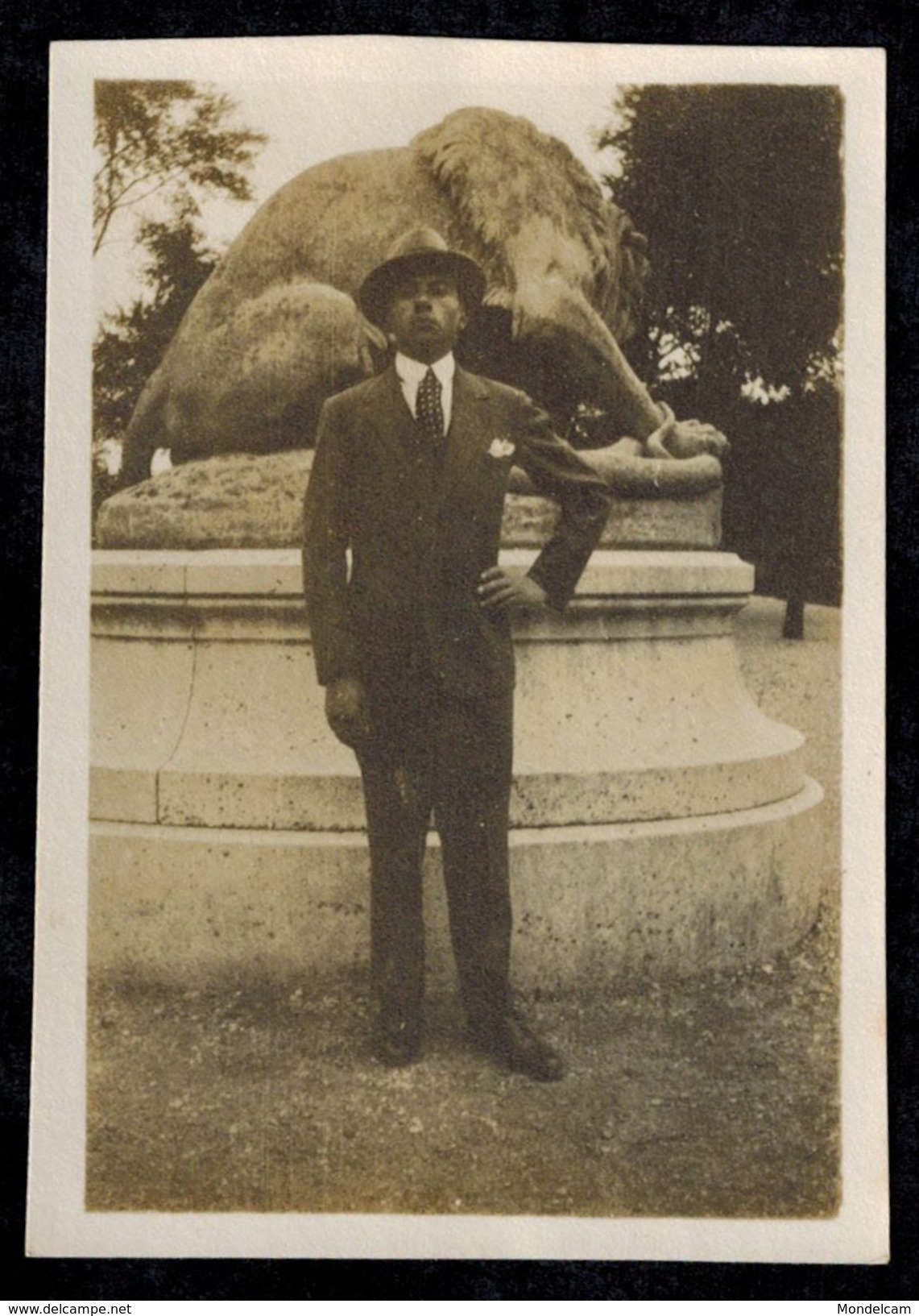 Photo 9 X 6 - Homme Devant La Statue Du Lion Au Serpent Du Jardin Des Tuileries à Paris --- Del223 - Places