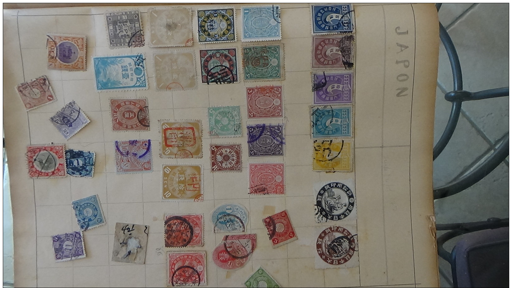 1er Timbres De Quelques Pays Du Monde Sur Feuilles D'album. A Saisir !!! - Collections (en Albums)