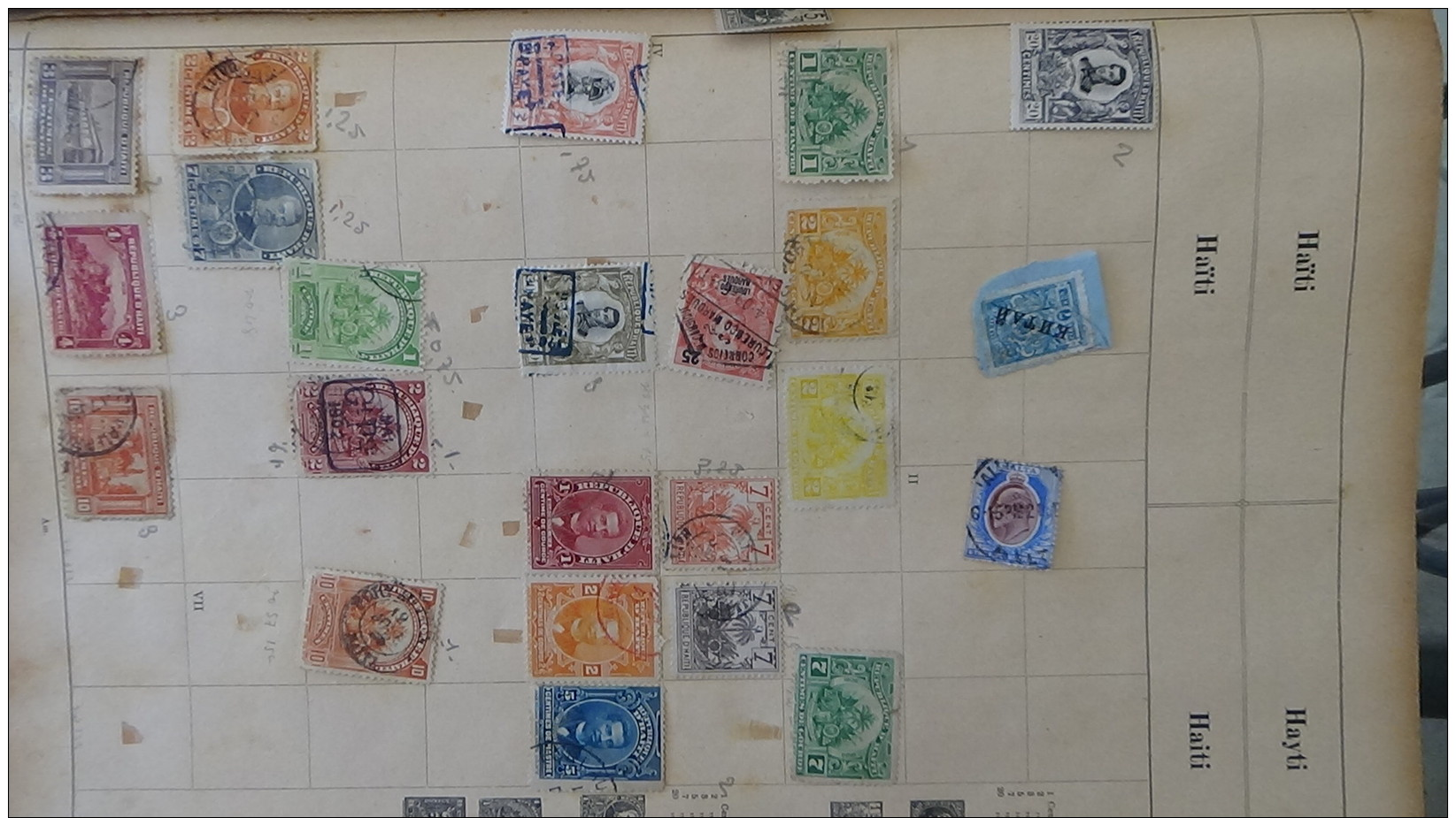 1er Timbres De Quelques Pays Du Monde Sur Feuilles D'album. A Saisir !!! - Collections (en Albums)