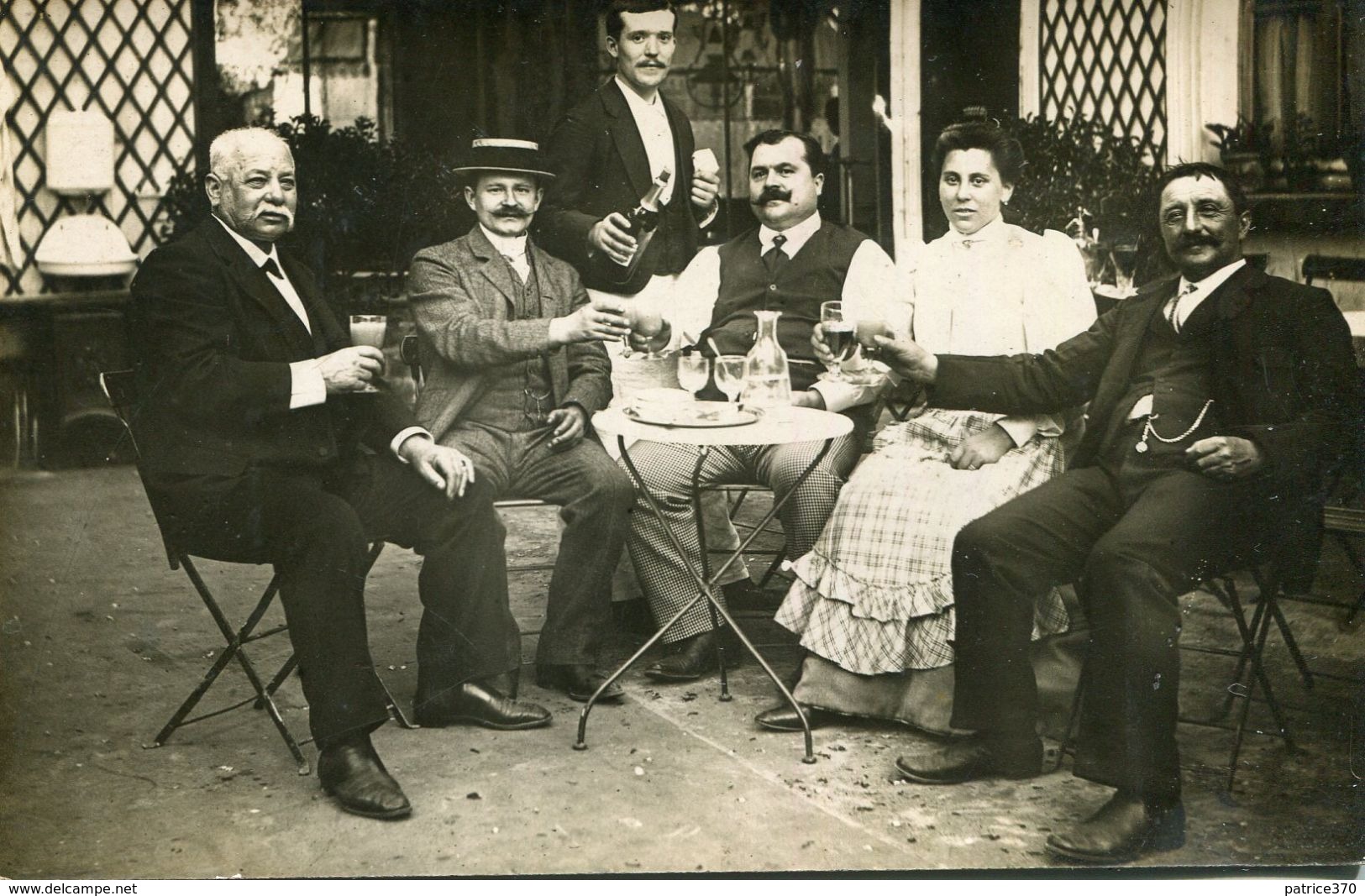 Carte PHoto De Clients En Terrasse D'un Café Le Serveur Dame Et Moustachus A Identifier - Caffé