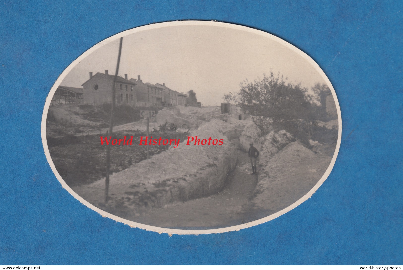 Photo Ancienne - MINAUCOURT ( Marne ) - Les Boyaux - Poilu Dans Une Tranchée / Trench - Front WW1 - Guerre, Militaire