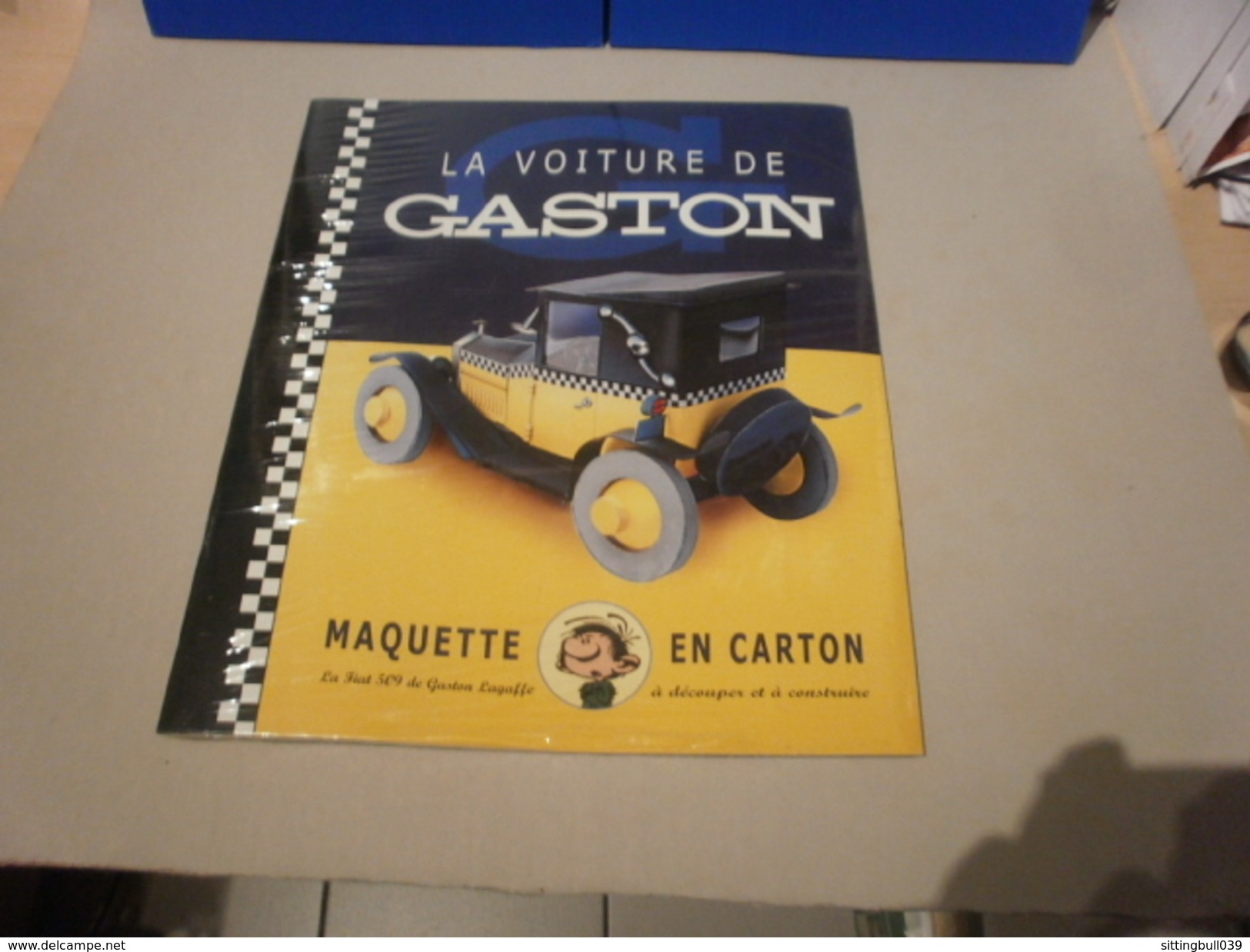 FRANQUIN. La Voiture De Gaston. Maquette En Carton. La Fiat 509 à Découper Et à Construire. Michel Aroutcheff. 2000 - Franquin