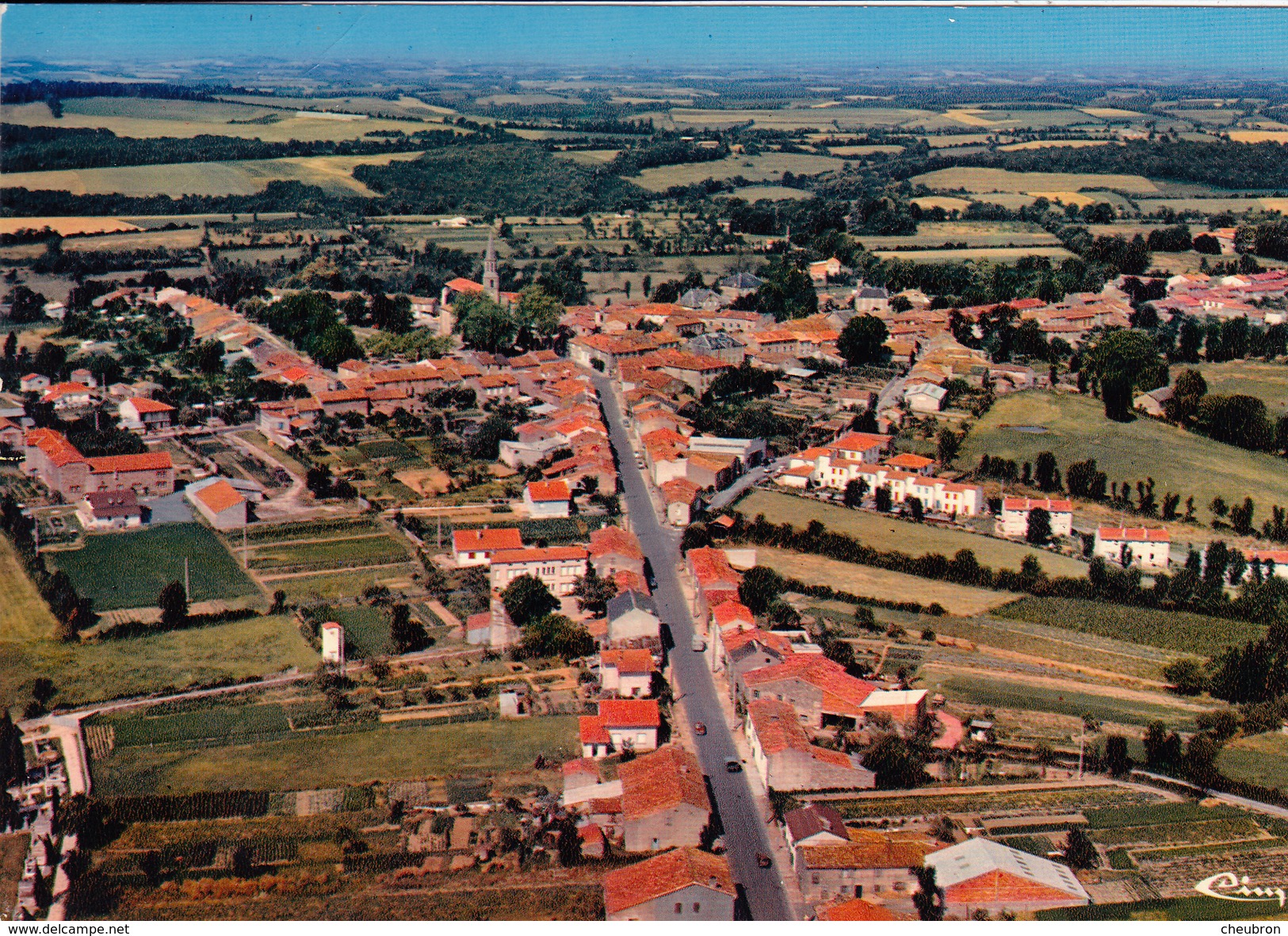 81. MONTREDON LABESSONNIE. VUE AÉRIENNE. VUE GÉNÉRALE. ROUTE DE CASTRES - Montredon Labessonie