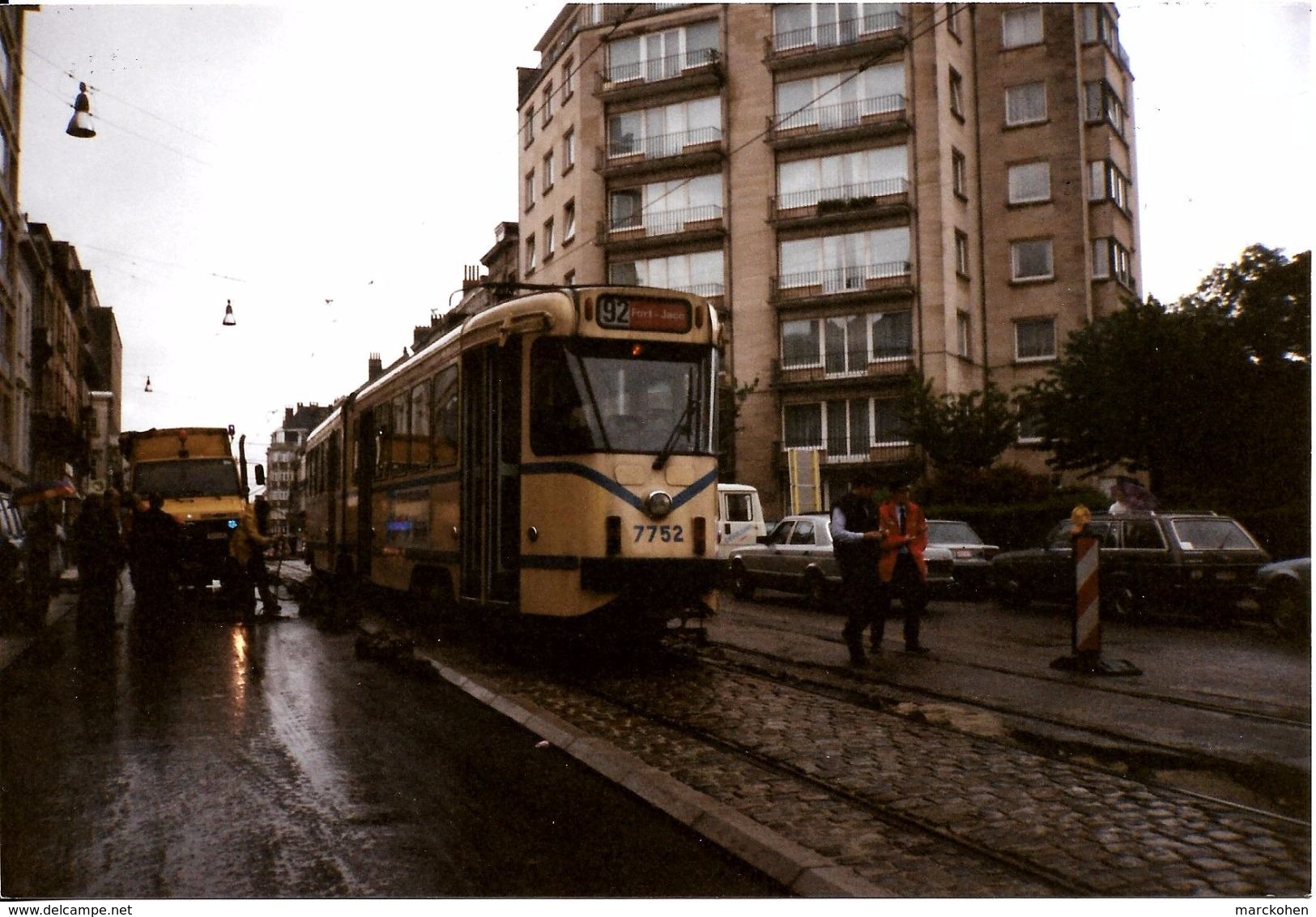 Bruxelles (1180) : Tram 92 Descendant Sous La Pluie L'avenue Brugmann à Uccle, Au Milieu Des Travaux. Photo.. - Transport Urbain En Surface
