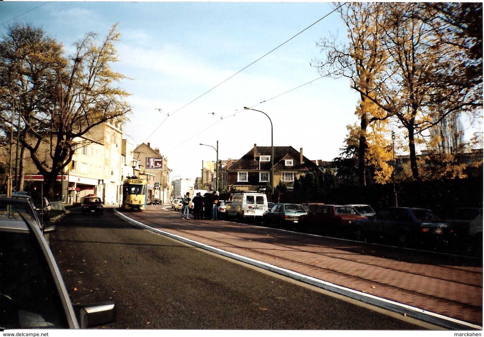 Bruxelles (1180) : Le Tram 91 Descendant En Site Propre La Rue De Stalle à Uccle, à Hauteur De La Station D'essence. - Transport Urbain En Surface