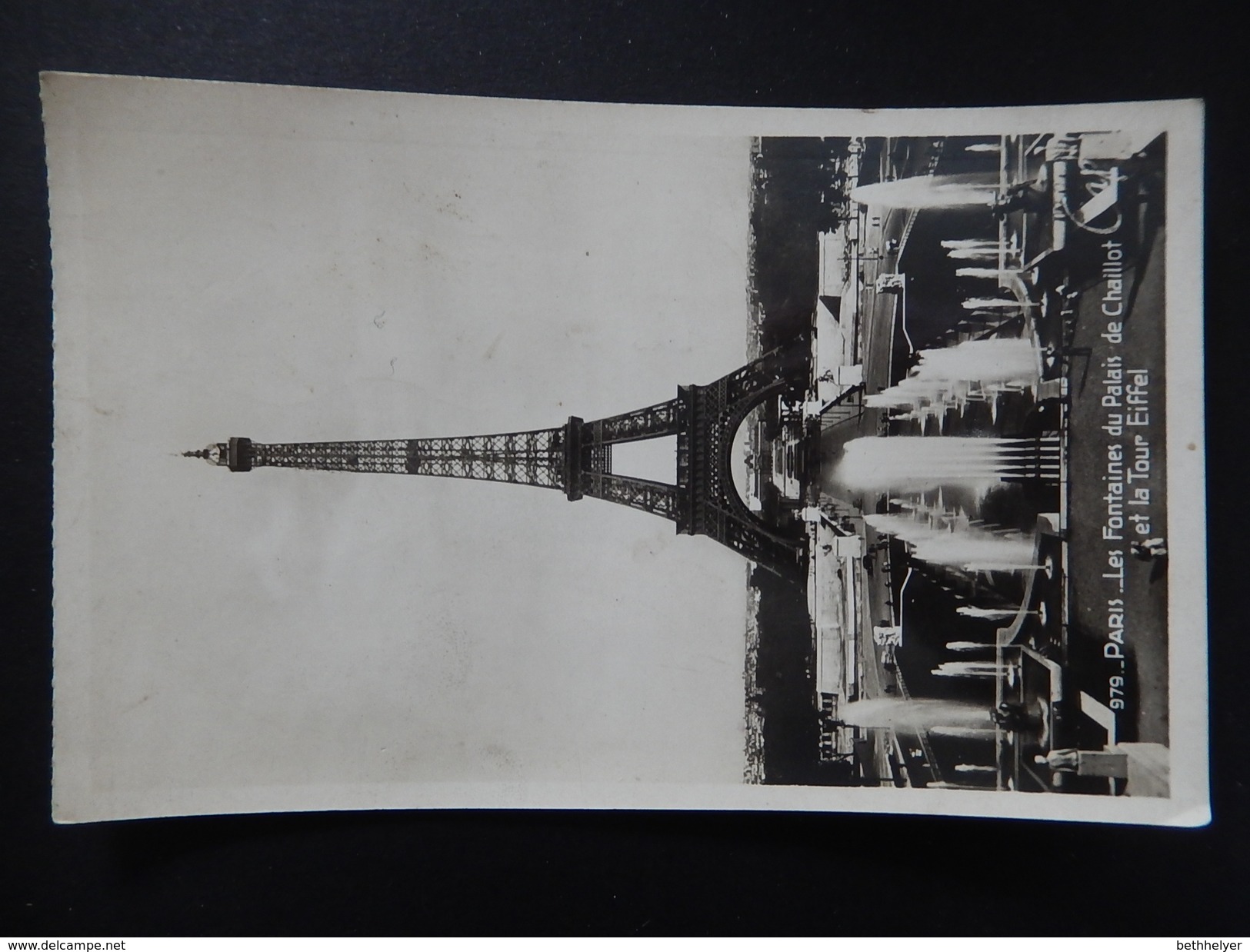 CPA - (75) - 1943 - PARIS - LES FONTAINES DU PALAIS DE CHAILLOT ET LA TOUR EIFFEL - PHOTO VERITABLE -  R9522 - Tour Eiffel