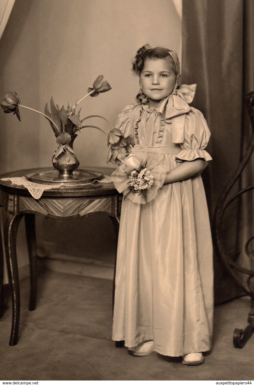 Grande Photo Originale - Portrait De Fillette Au Bouquet Signé Vers 1950/60 - Personnes Anonymes