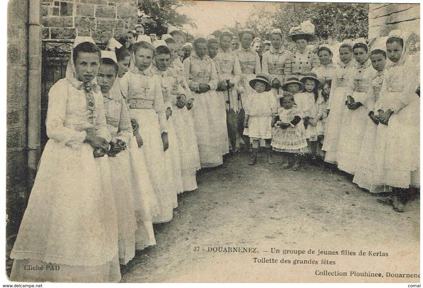 CPA - 29 - DOUARNENEZ - Un Groupe De Jeunes Filles De Kerlas - - Douarnenez