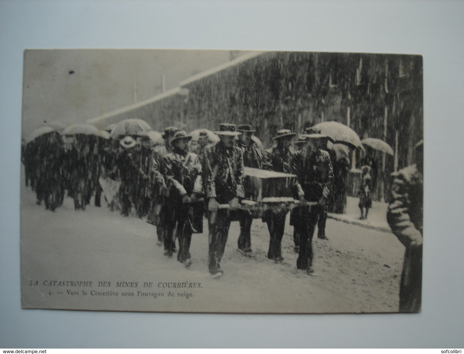 62 -- LA CATASTROPHE DES MINES DE COURRIERES -- Vers Le Cimetière Sous L'ouragan De Neige  (animée......) - Autres & Non Classés