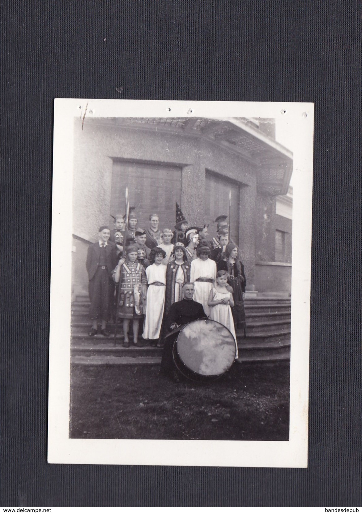 Photo Originale La Malgrange ( Jarville 54 ) Mi Careme 1943 ( Enfants Déguisés Pretre Cure Avec Grosse Caisse ) - Lieux