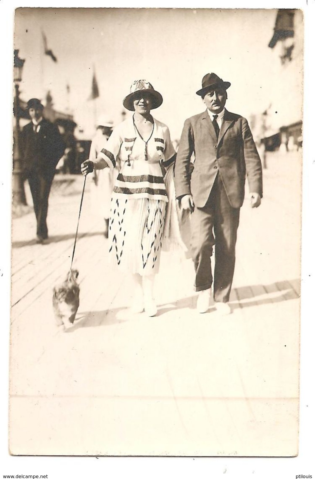 Carte-Photo - Un Couple Avec Petit Chien En Laisse Dans Une Rue Ou Sur Promenade ... - Autres & Non Classés