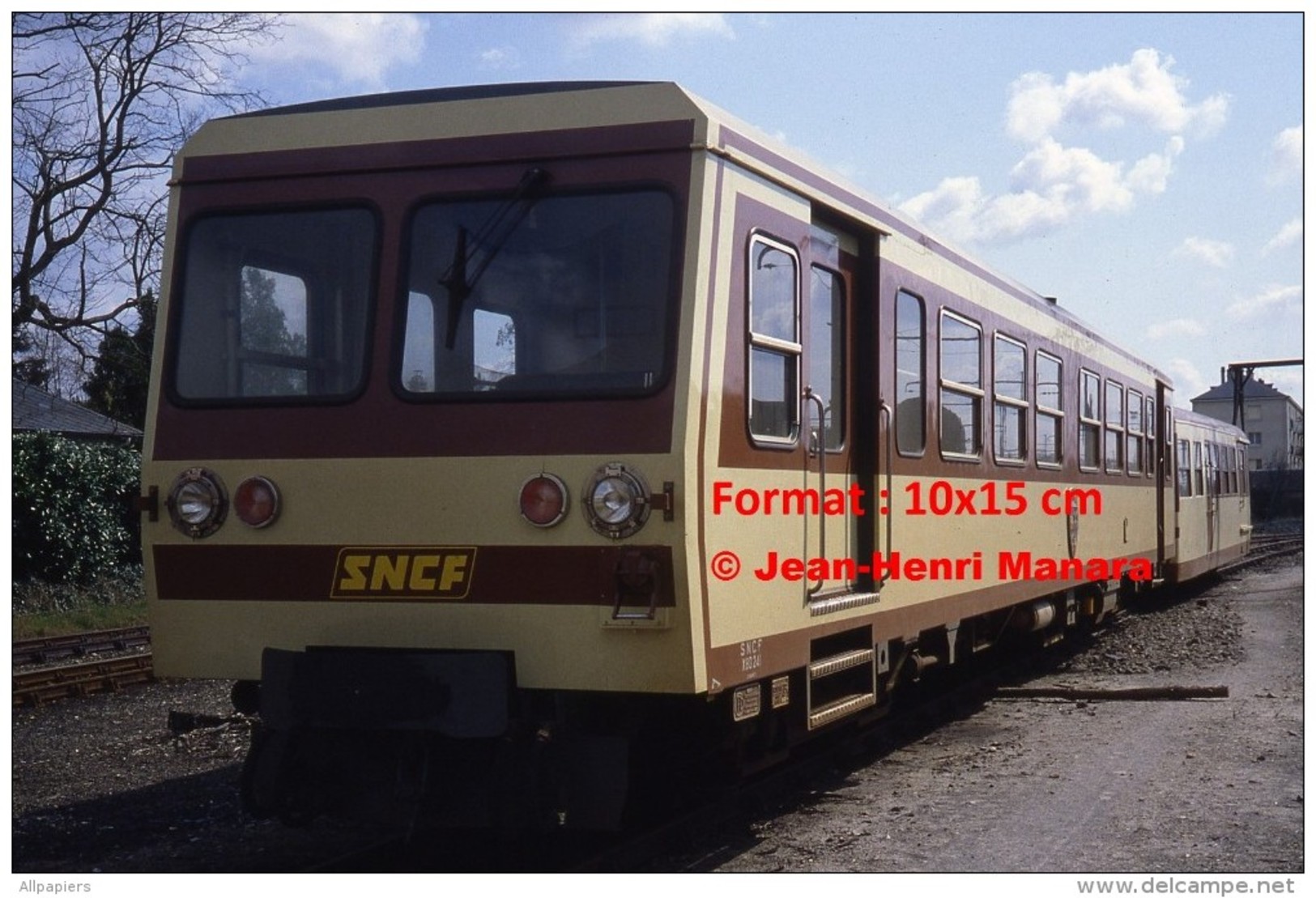 Reproduction Photographie D'un Train Marron Et Crème SNCF Du Chemin De Fer Blanc-Argent à Salbris En 1983 - Other & Unclassified