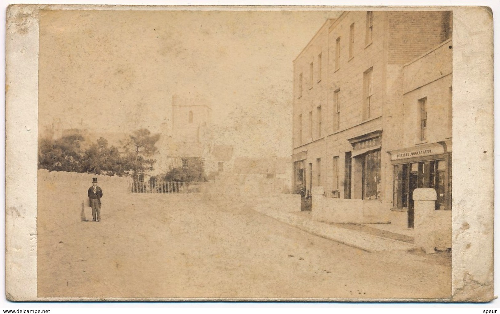 CDV ± 1870 Rare Street Scene, Man With Stovepipe Hat, Undertaker Business. Imprint Says: R. Gillo, Bridgwater - Old (before 1900)