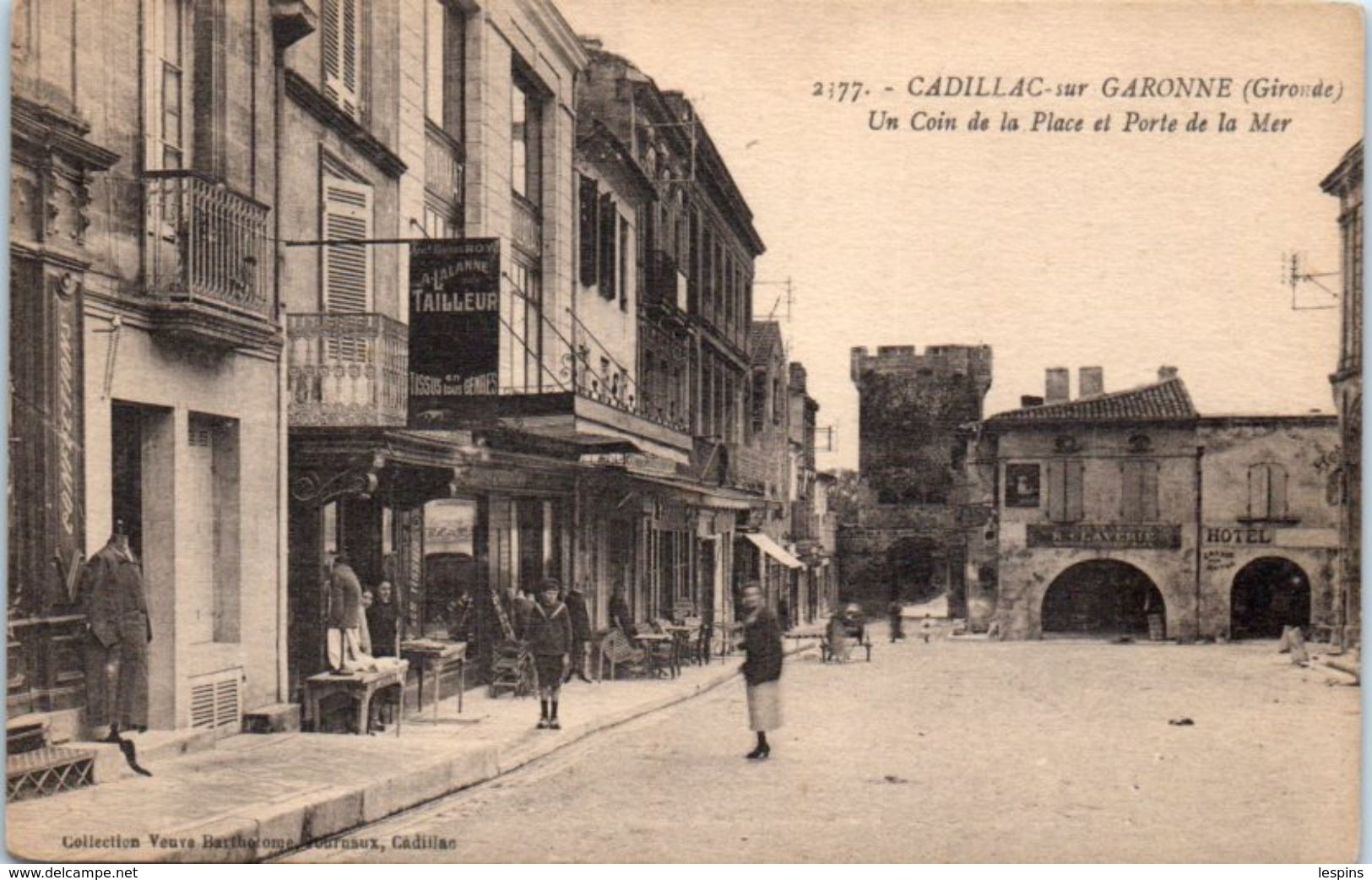 33 - CADILLAC Sur GARONNE --  Un Coin De La Place Et Porte De Mer - Cadillac