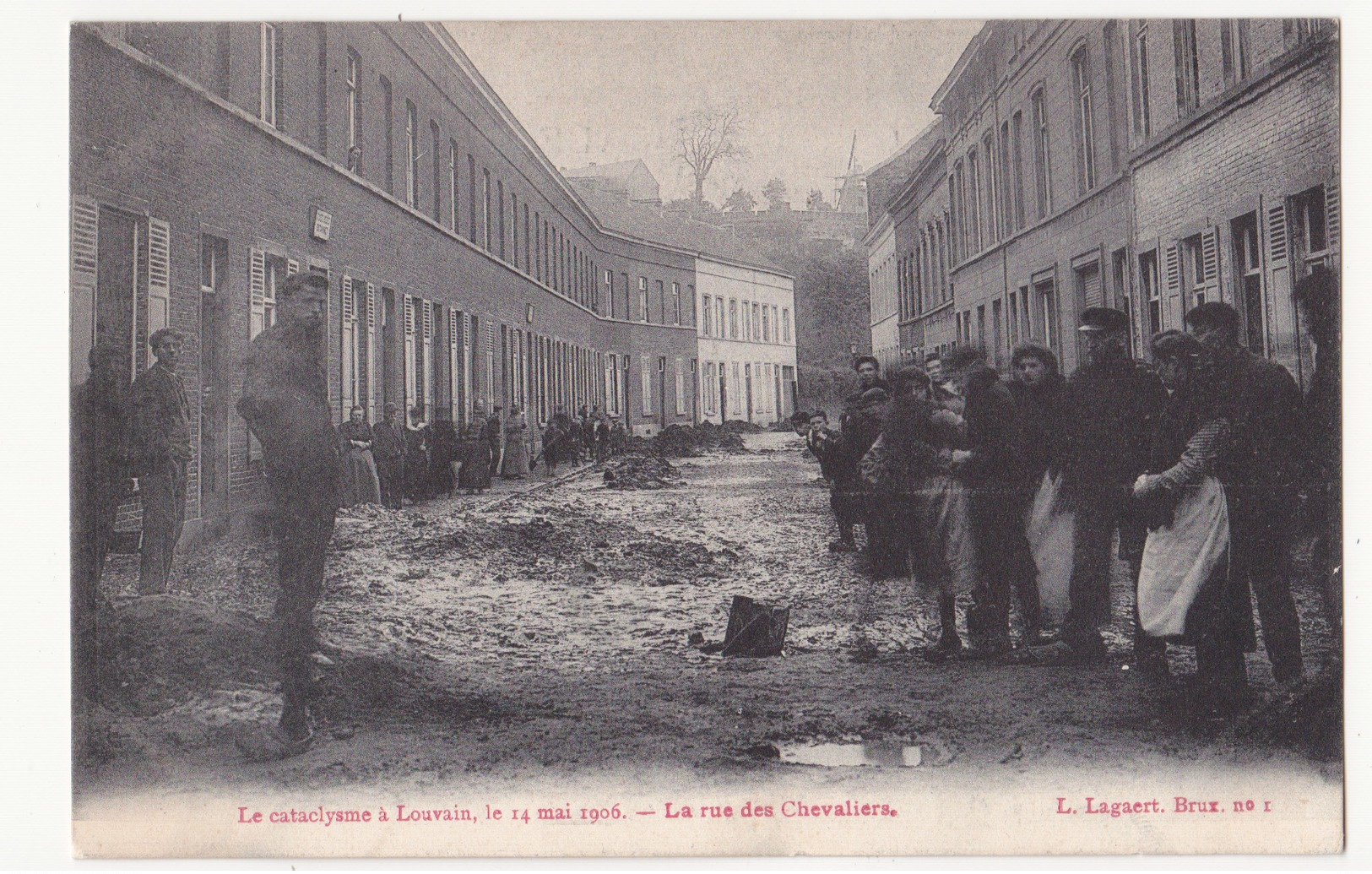 Leuven: Le Cataclisme : La Rue Des Chevaliers. (molen Op Achtergrond Rechts) - Leuven