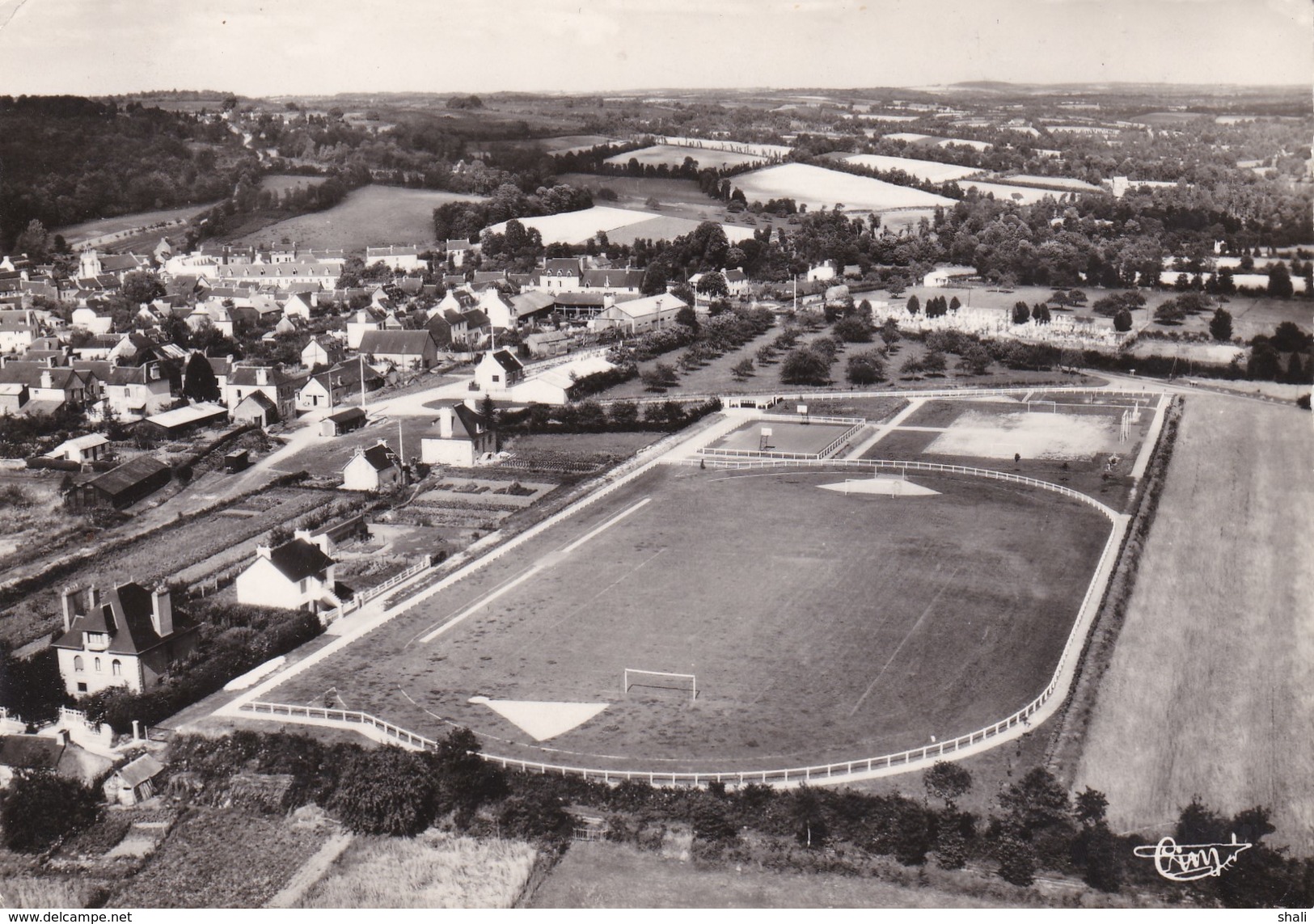 CPSM SAINT NICOLAS DU PELEM VUE AERIENNE TERRAIN DES SPORTS - Saint-Nicolas-du-Pélem