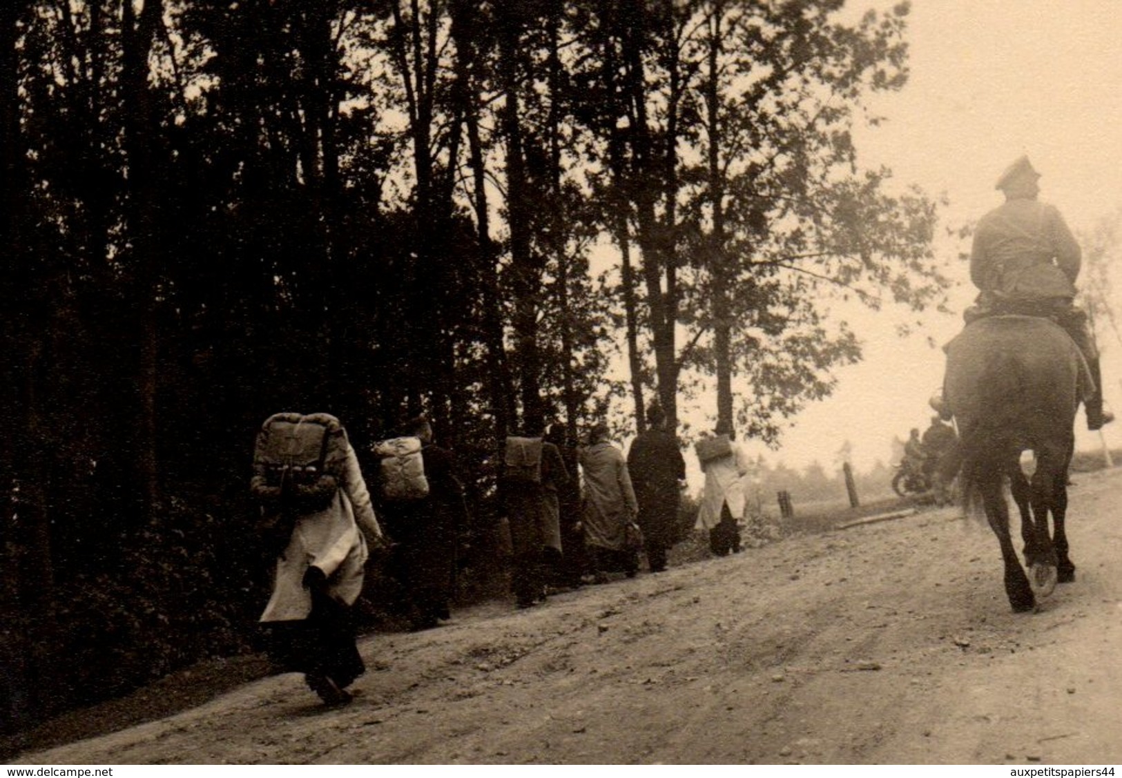 Photo Originale Guerre 1939-45 - Soldat De La  Wehrmacht à Cheval Escortant Des Civils, Moto Au Loin - III Reich - Guerre, Militaire