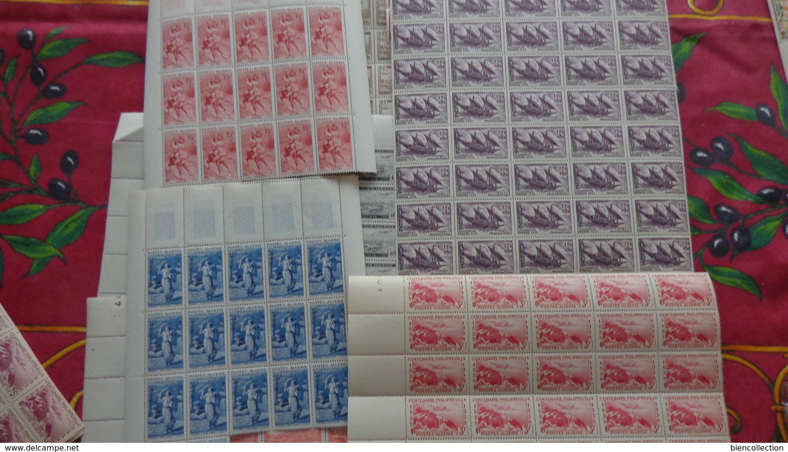 Algérie , Vrac De Timbres Neufs ** En Fragment De Feuilles. Cote 850€. Voir Détail Scan No5 - Unused Stamps