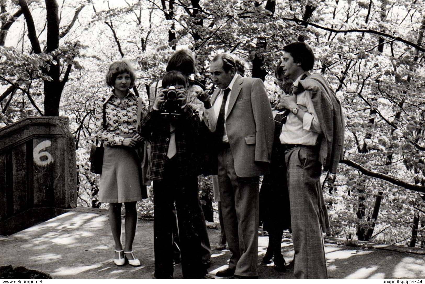Photo Originale Jeune Photographe Amateur & Son Professeur En Mode Photo Vers 1970/80 - Personnes Anonymes
